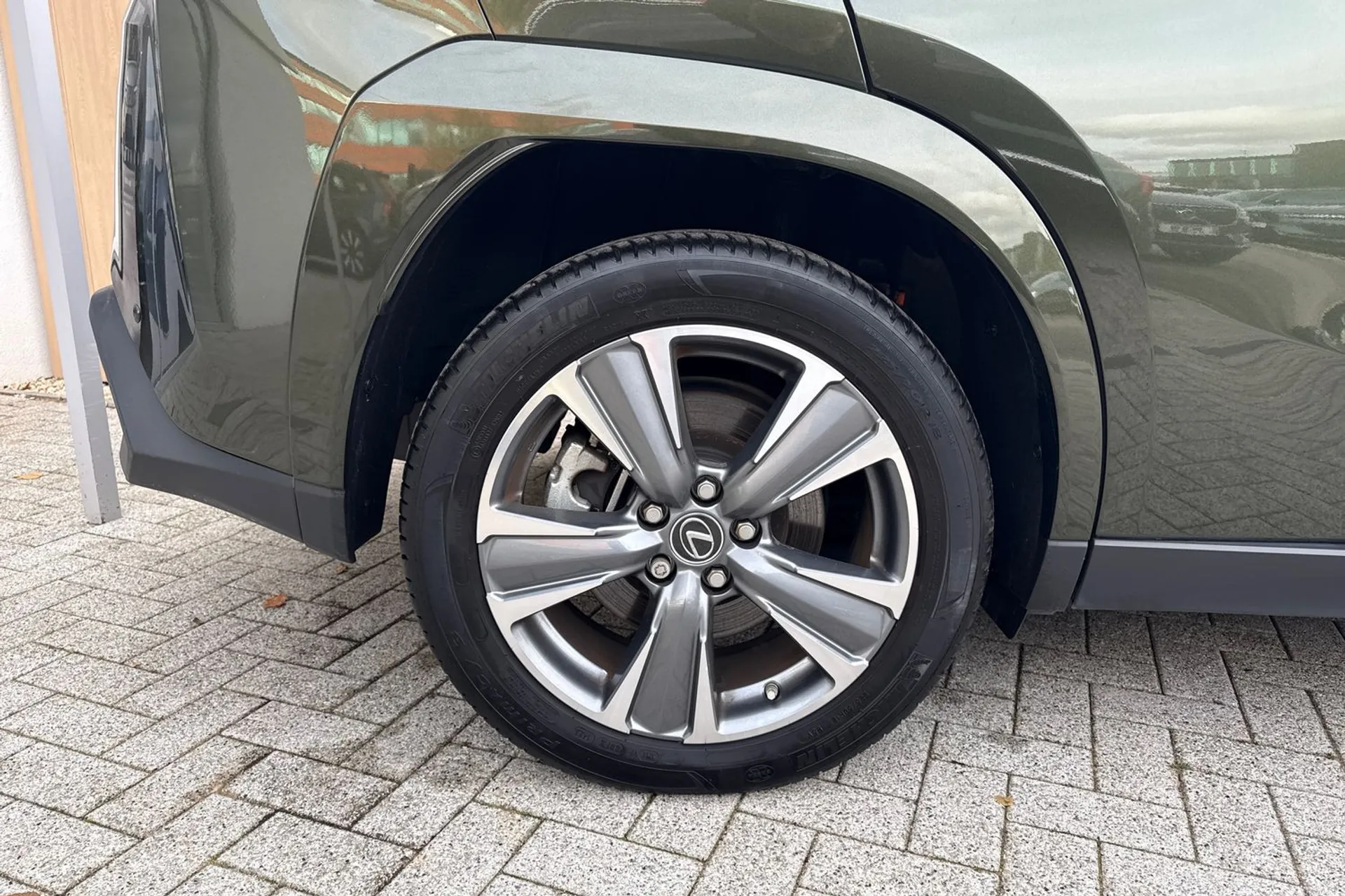 LEXUS UX thumbnail image number 14