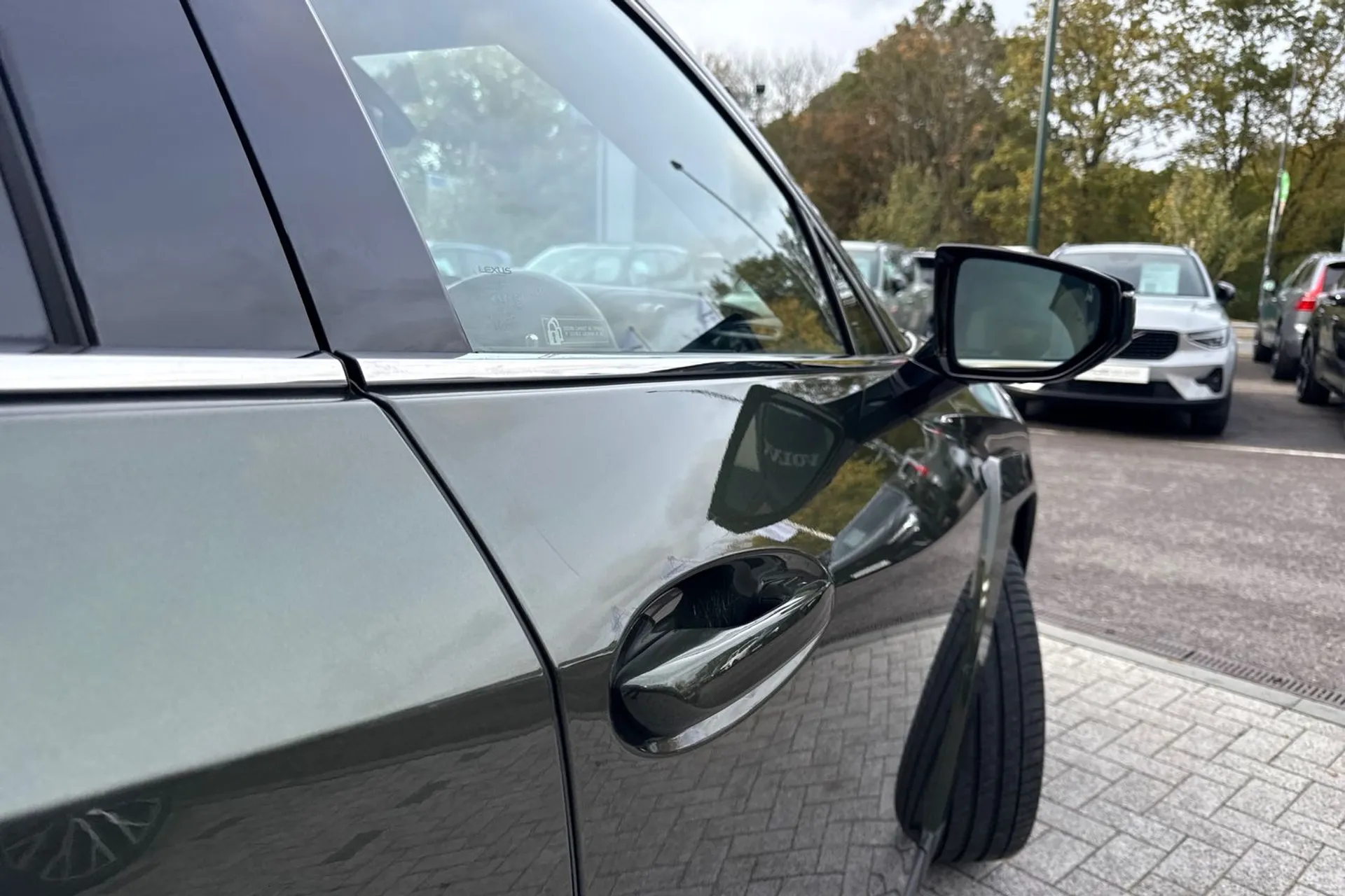 LEXUS UX thumbnail image number 17