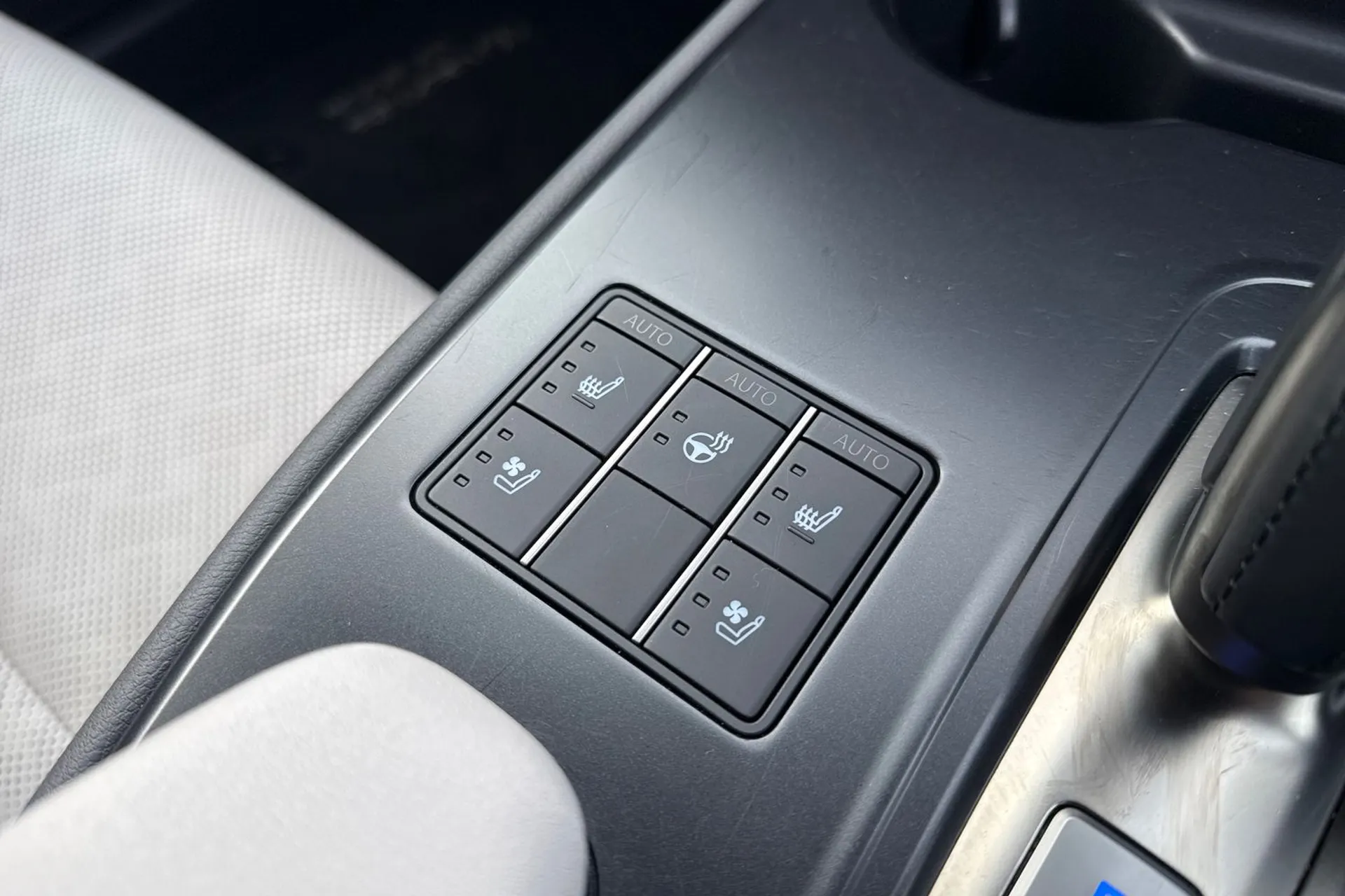 LEXUS UX thumbnail image number 43