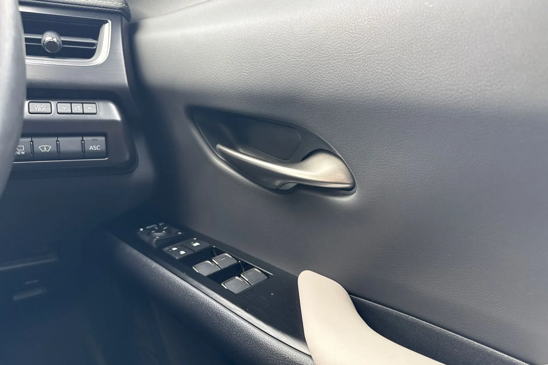 LEXUS UX thumbnail image number 40