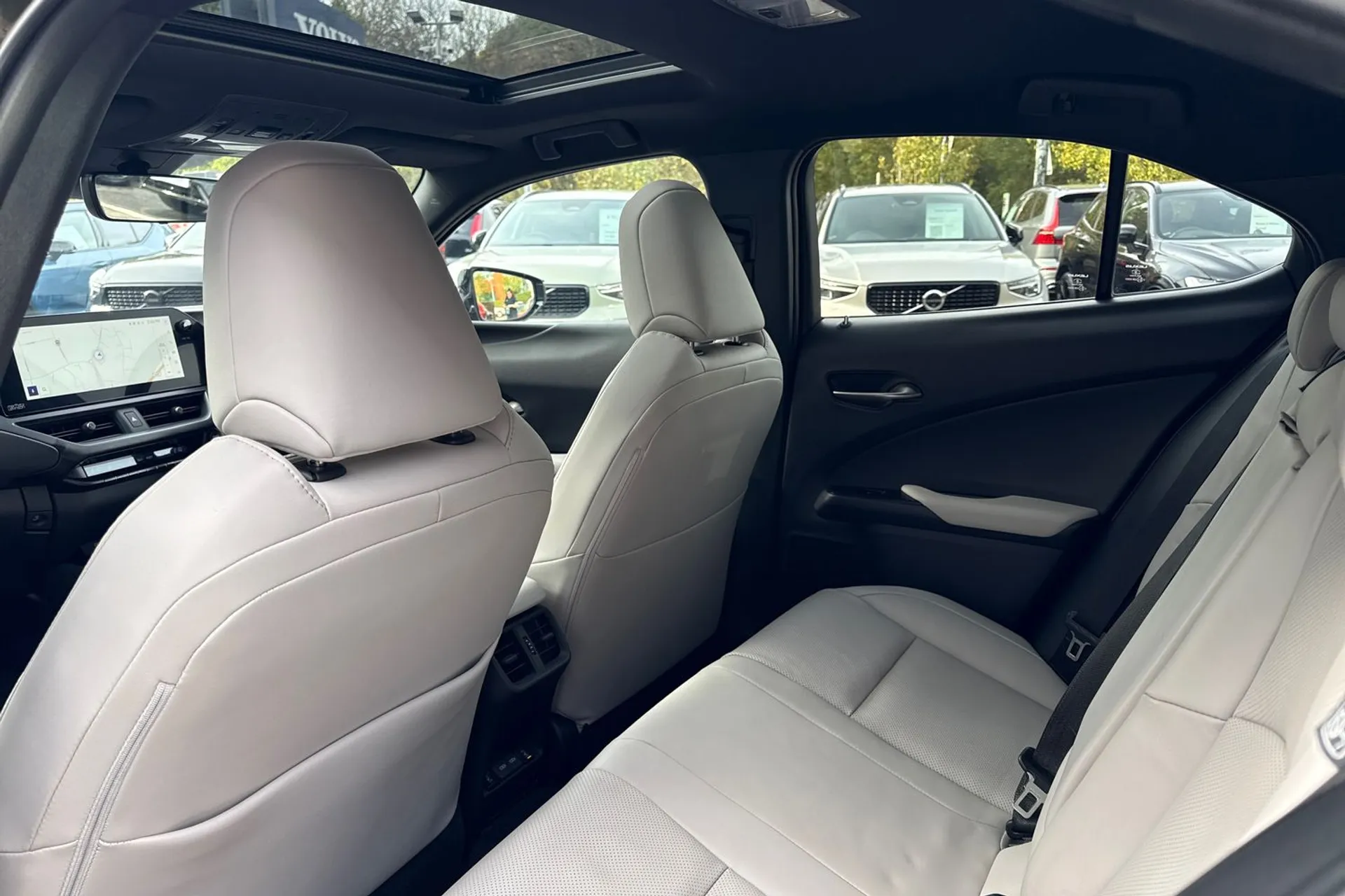 LEXUS UX thumbnail image number 31