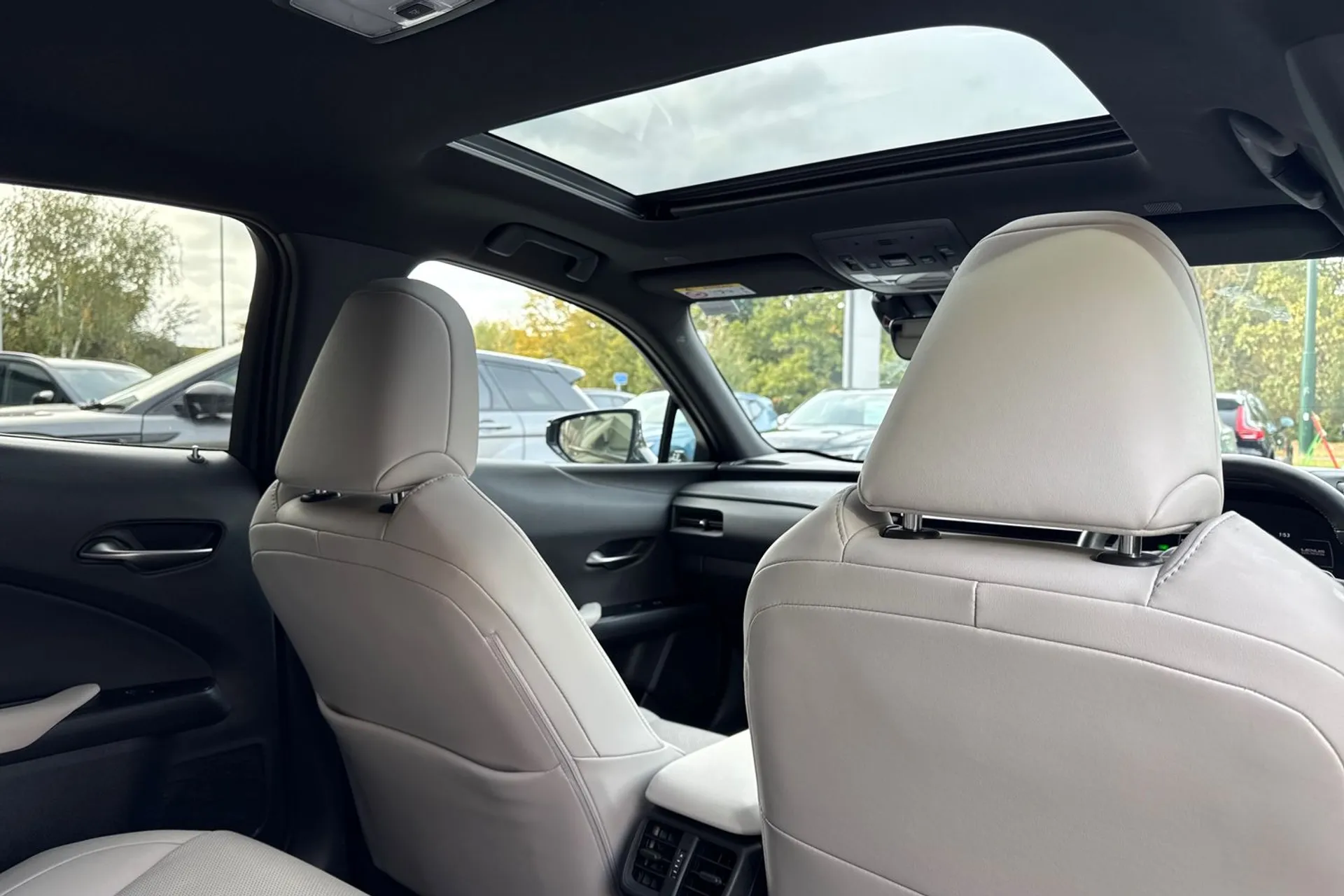 LEXUS UX thumbnail image number 24