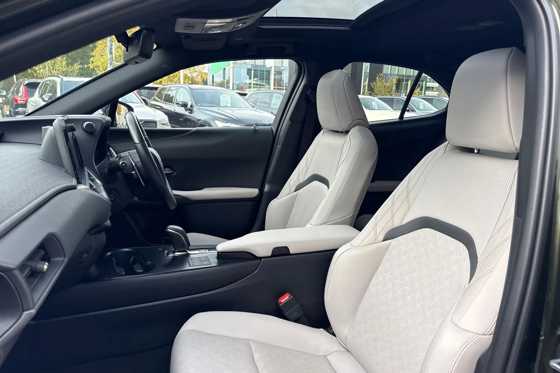 LEXUS UX thumbnail image number 28