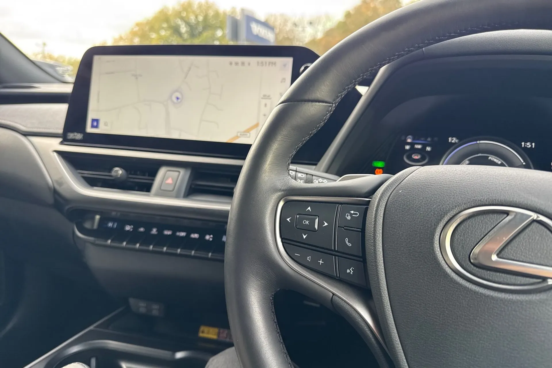 LEXUS UX thumbnail image number 36