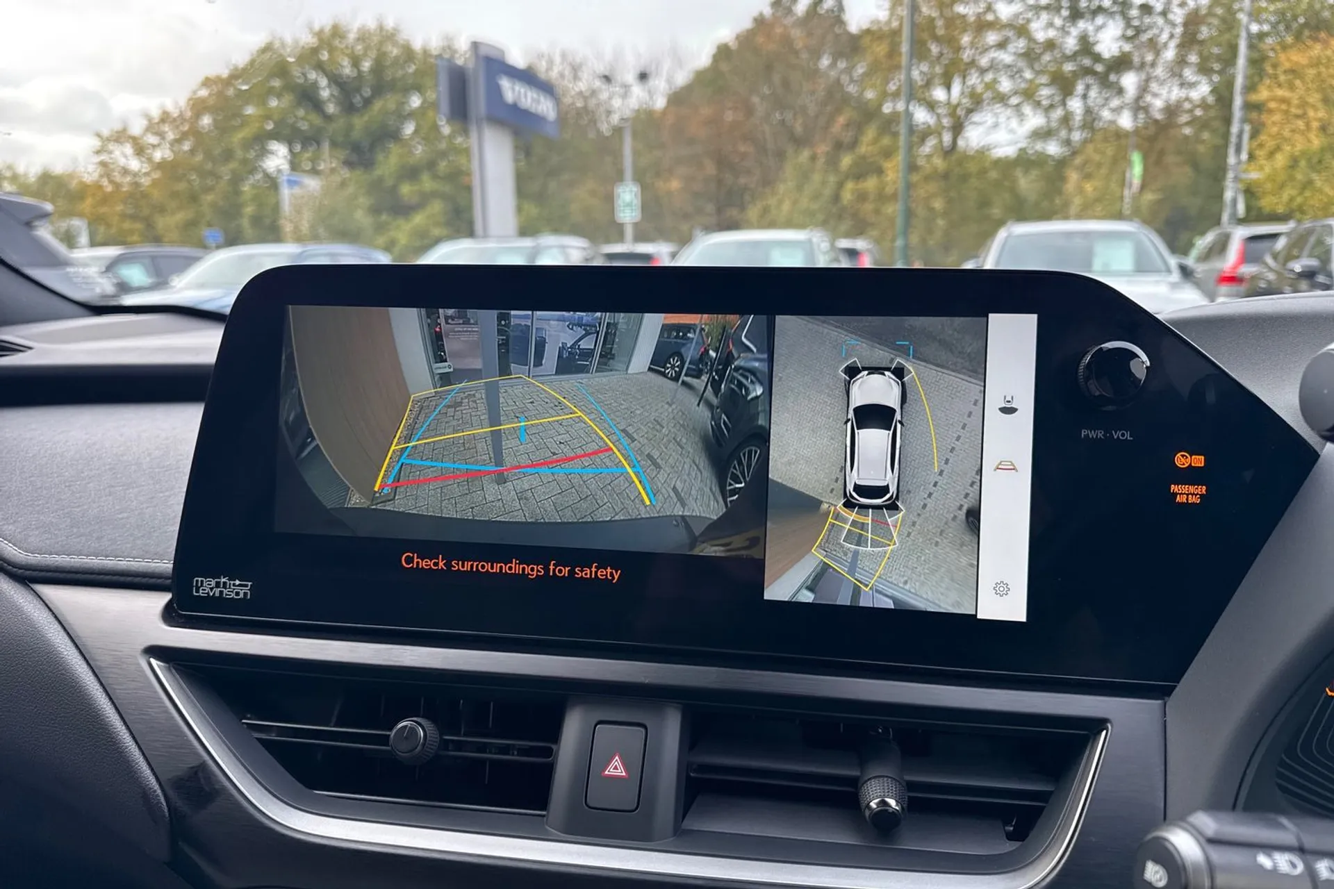 LEXUS UX thumbnail image number 4