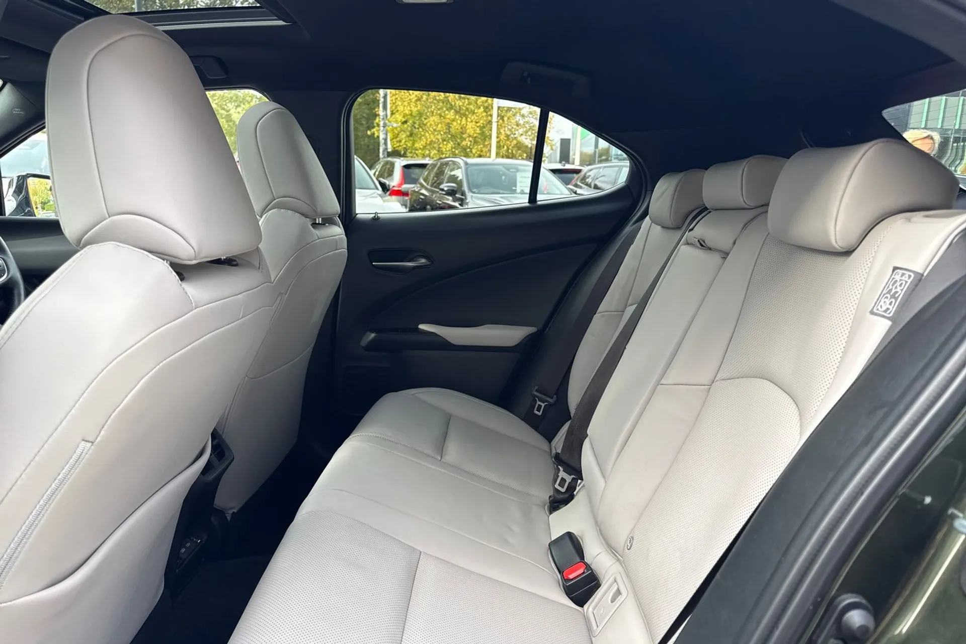 LEXUS UX thumbnail image number 30