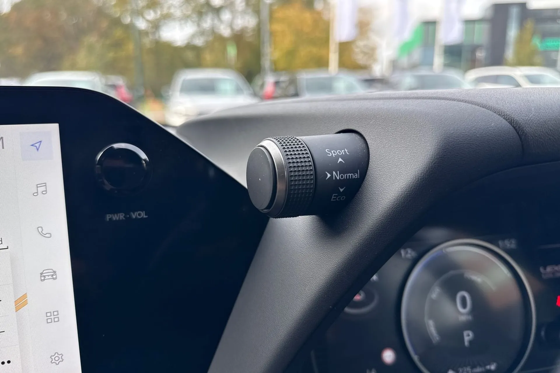 LEXUS UX thumbnail image number 37