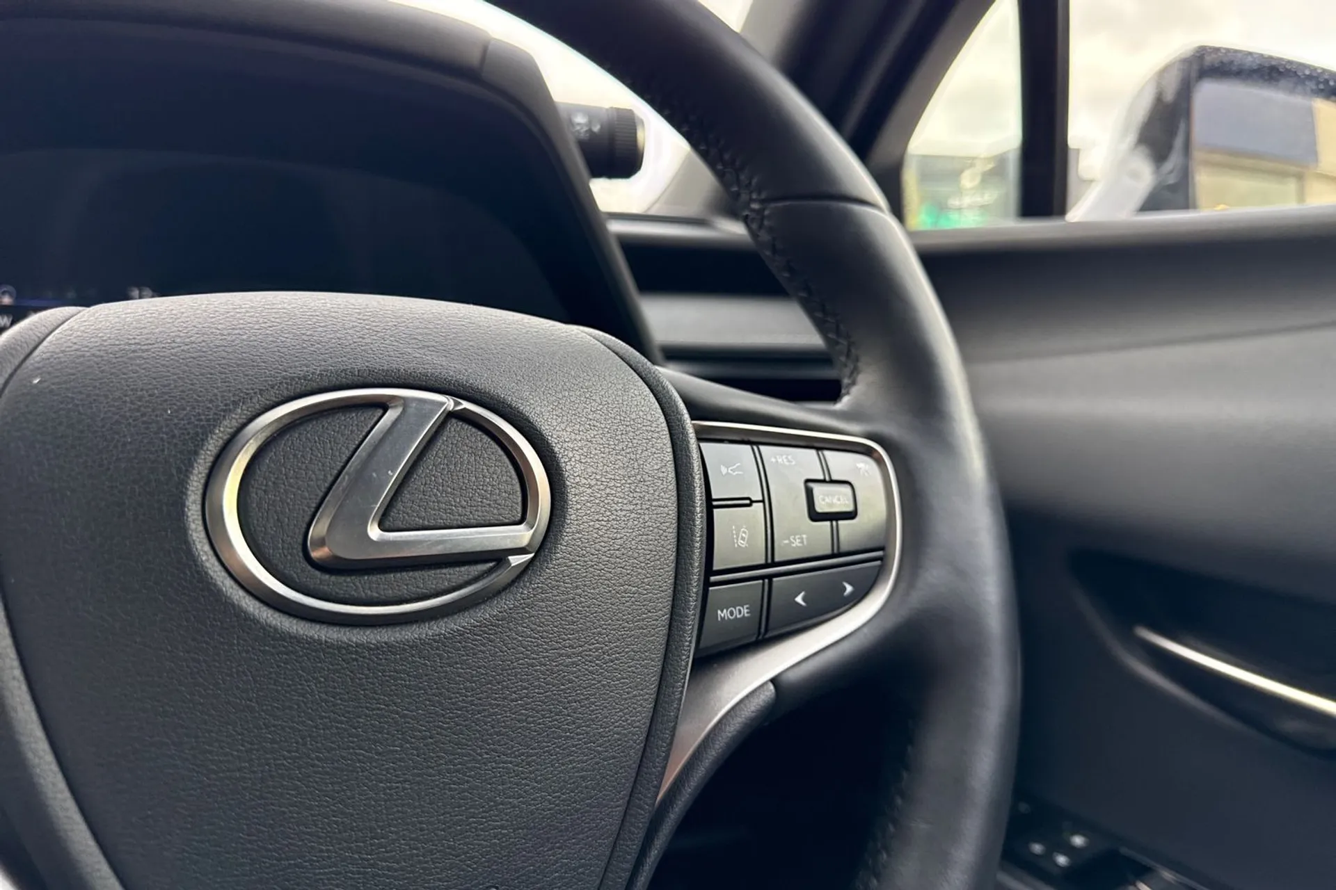 LEXUS UX thumbnail image number 38