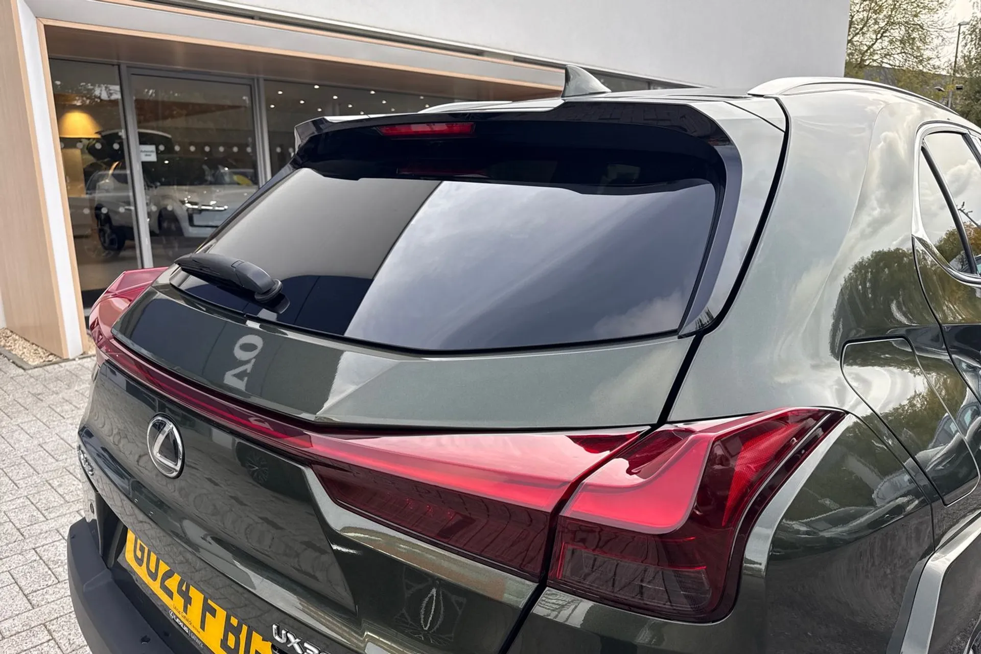 LEXUS UX thumbnail image number 16