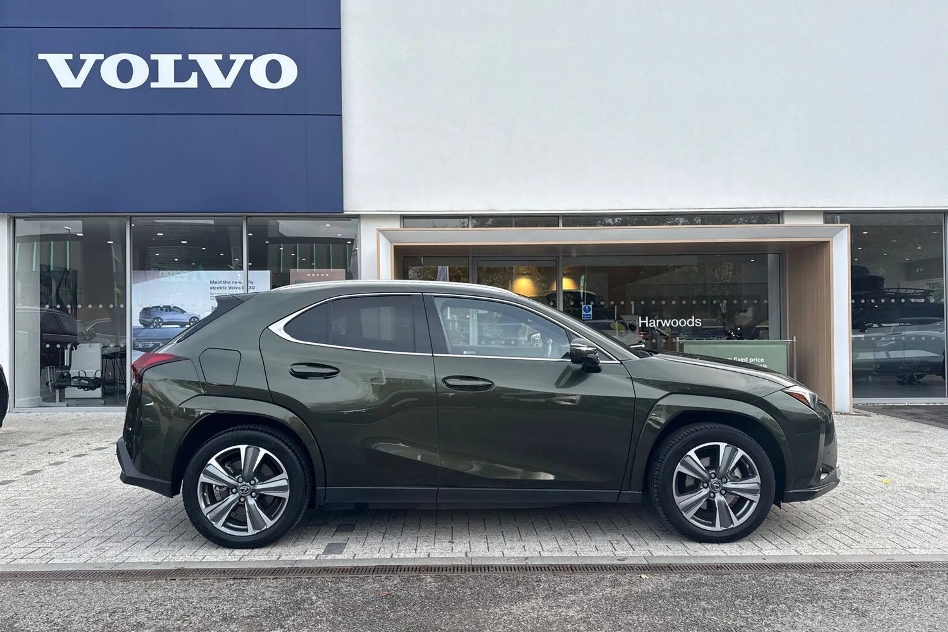 LEXUS UX thumbnail image number 2