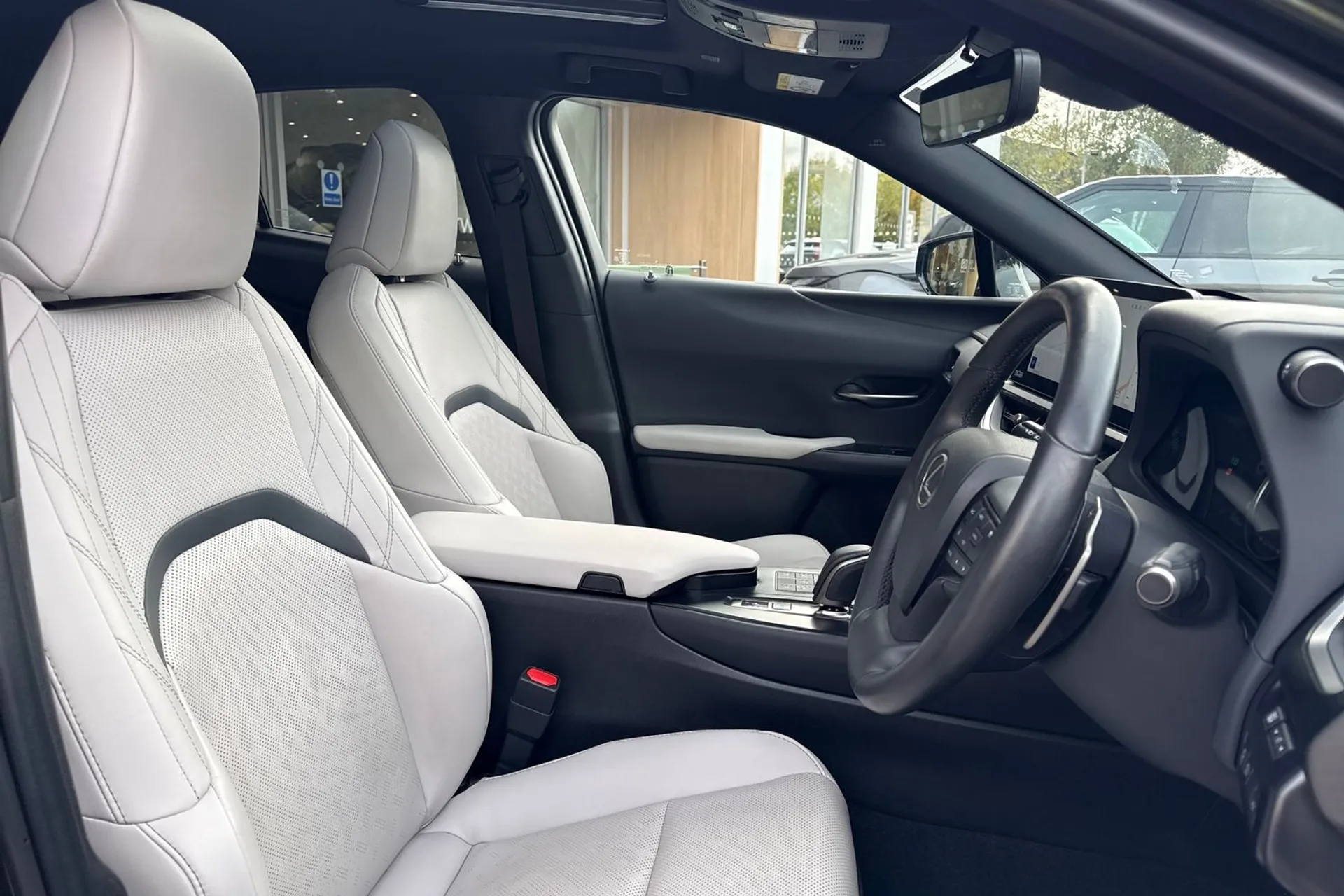 LEXUS UX thumbnail image number 26