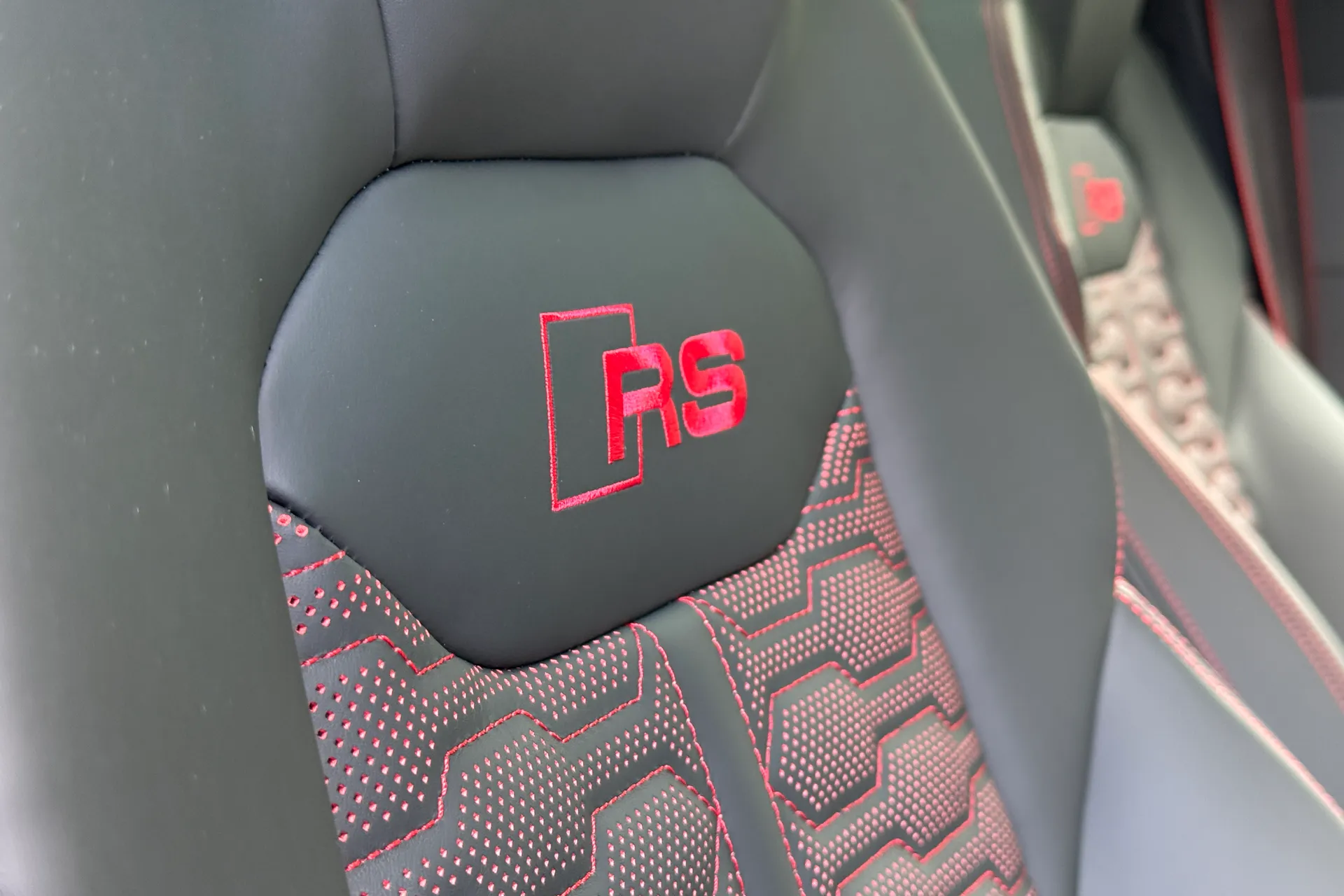 Audi RS Q8 thumbnail image number 32