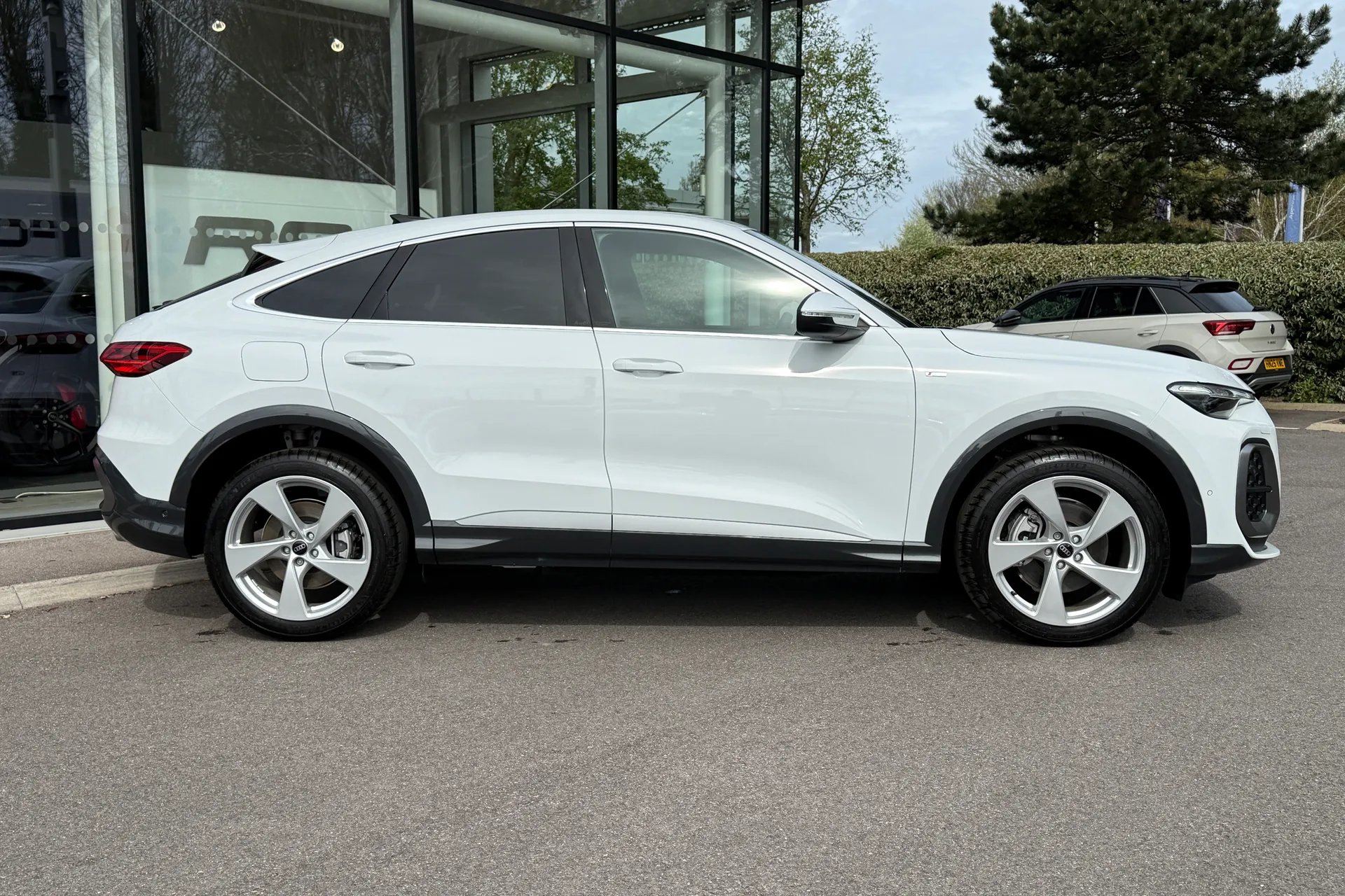 Audi Q5 thumbnail image number 2