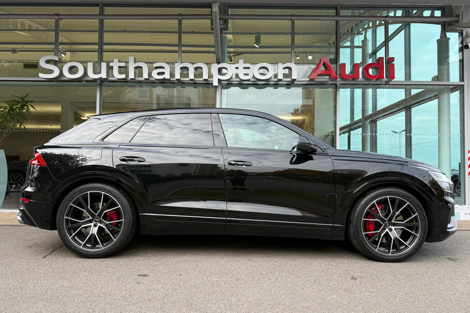 Audi Q8 thumbnail image number 2