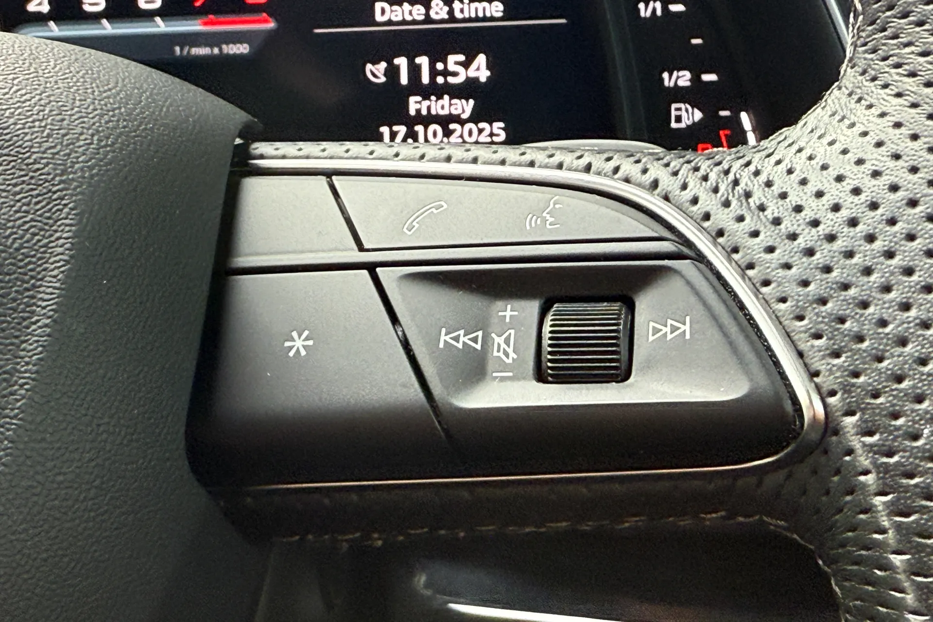 Audi Q8 thumbnail image number 13