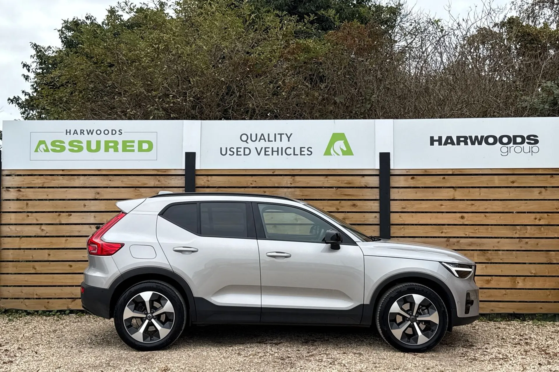 Volvo XC40 thumbnail image number 2