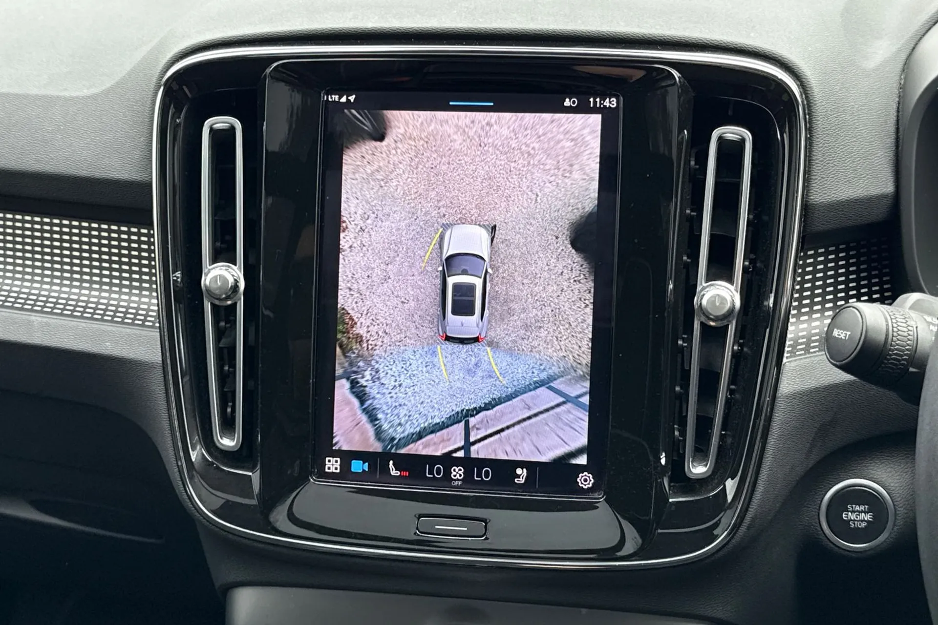 Volvo XC40 thumbnail image number 6