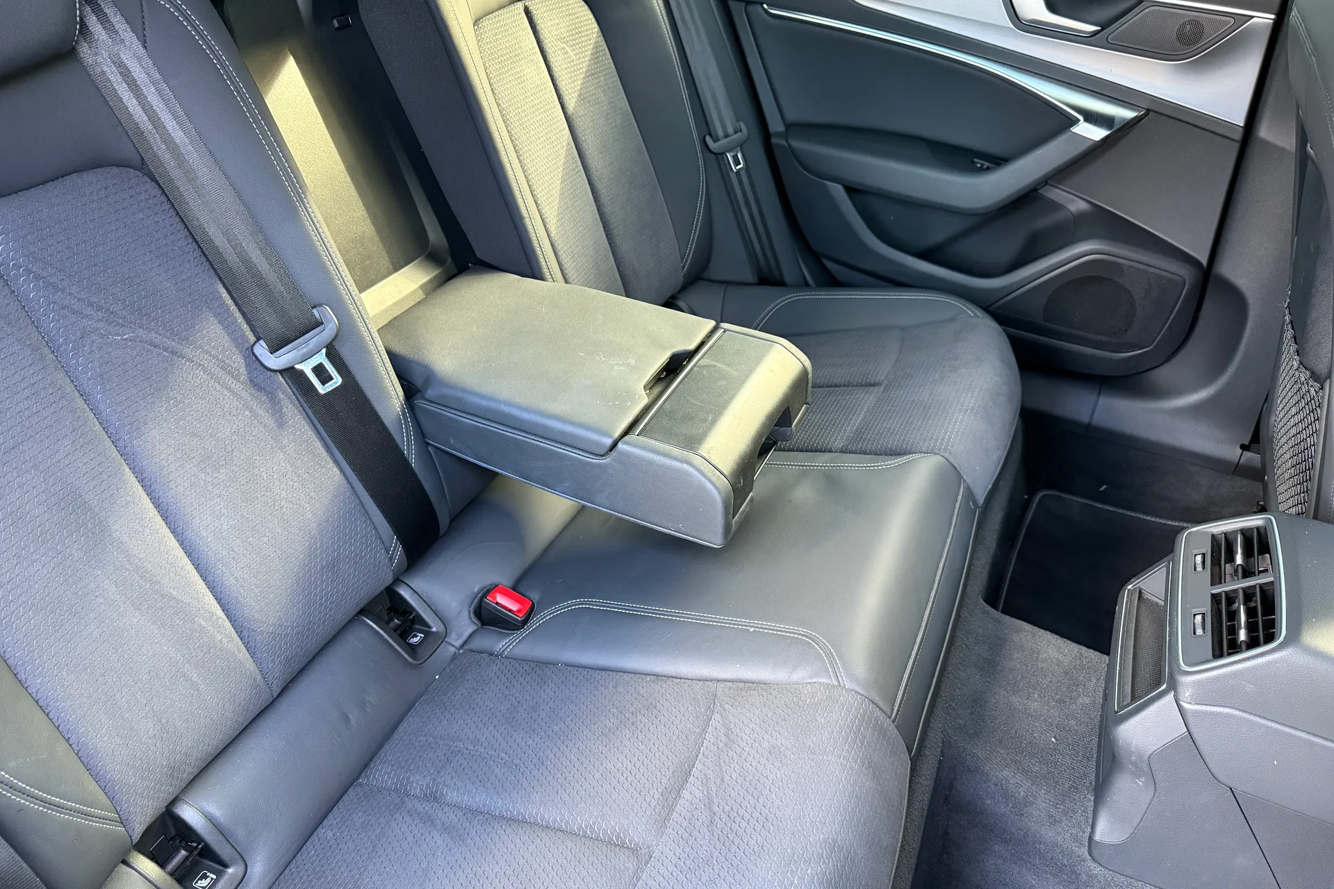 Audi A6 thumbnail image number 24