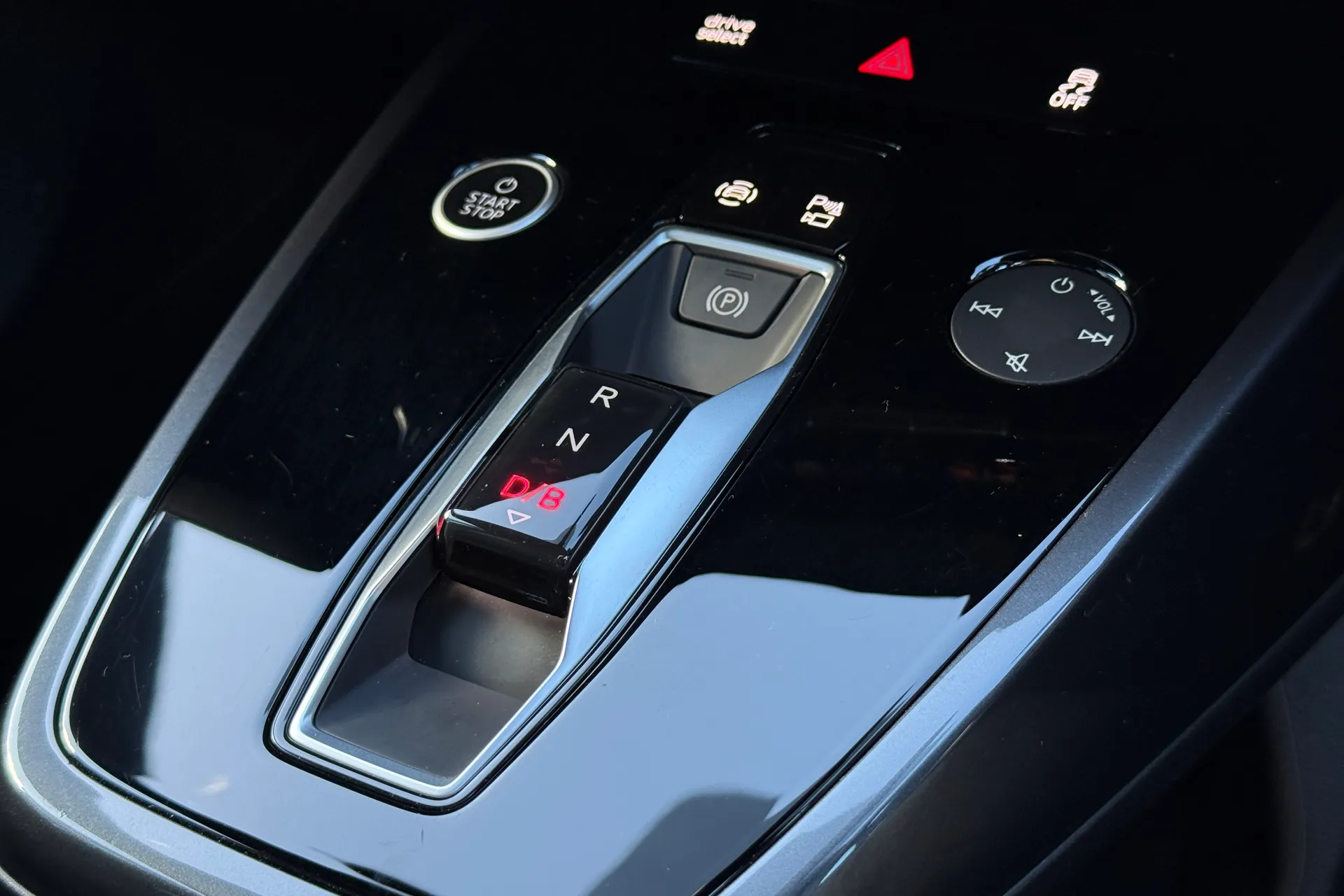 Audi Q4 thumbnail image number 14