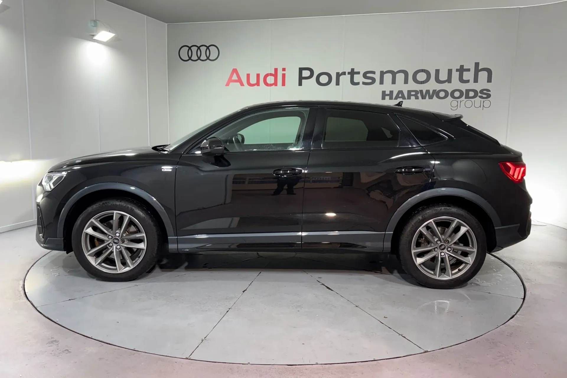 Audi Q3 thumbnail image number 11