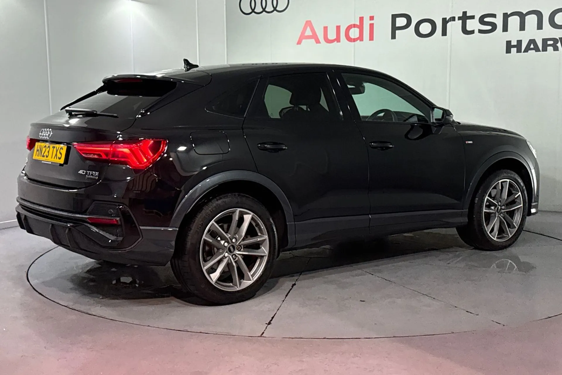 Audi Q3 thumbnail image number 9