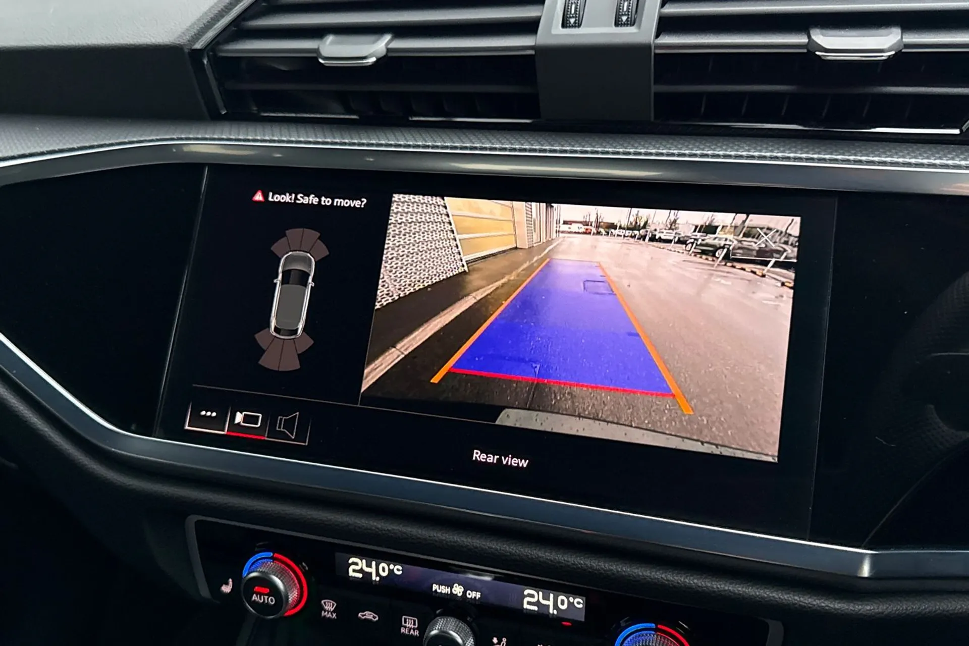 Audi Q3 thumbnail image number 29