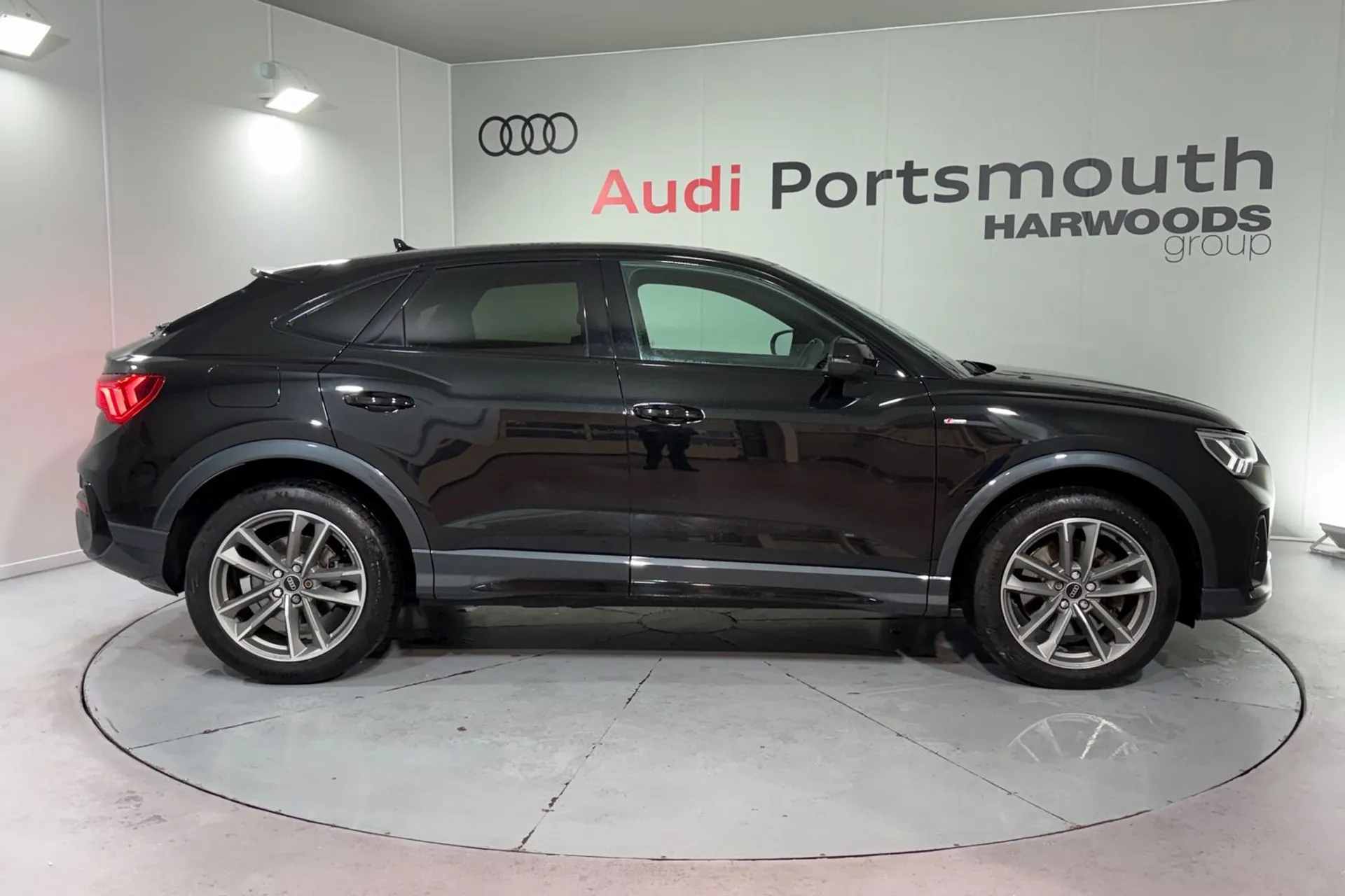 Audi Q3 thumbnail image number 2