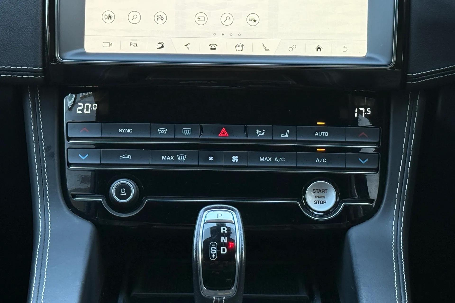 Jaguar F-PACE thumbnail image number 16