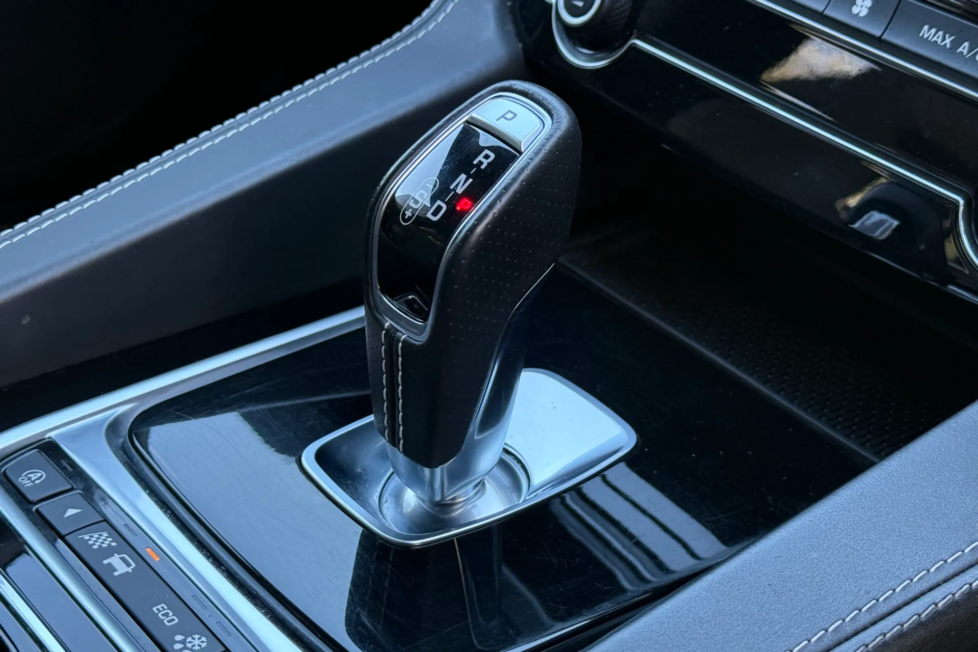 Jaguar F-PACE thumbnail image number 20