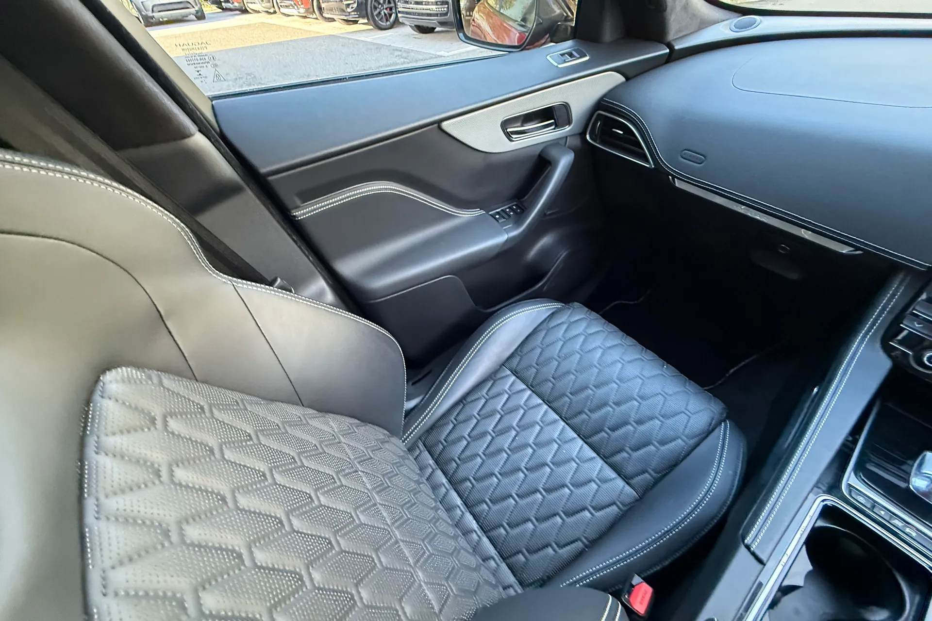 Jaguar F-PACE thumbnail image number 12