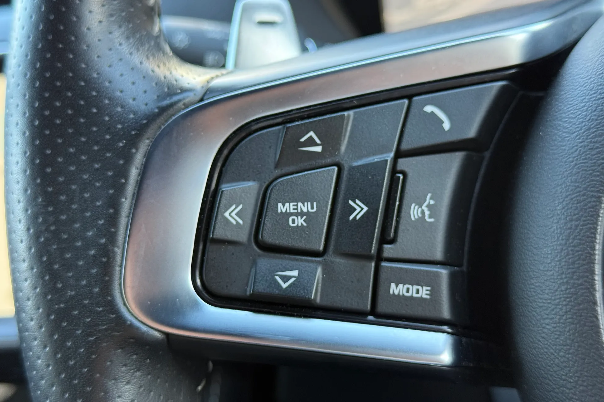 Jaguar F-PACE thumbnail image number 24