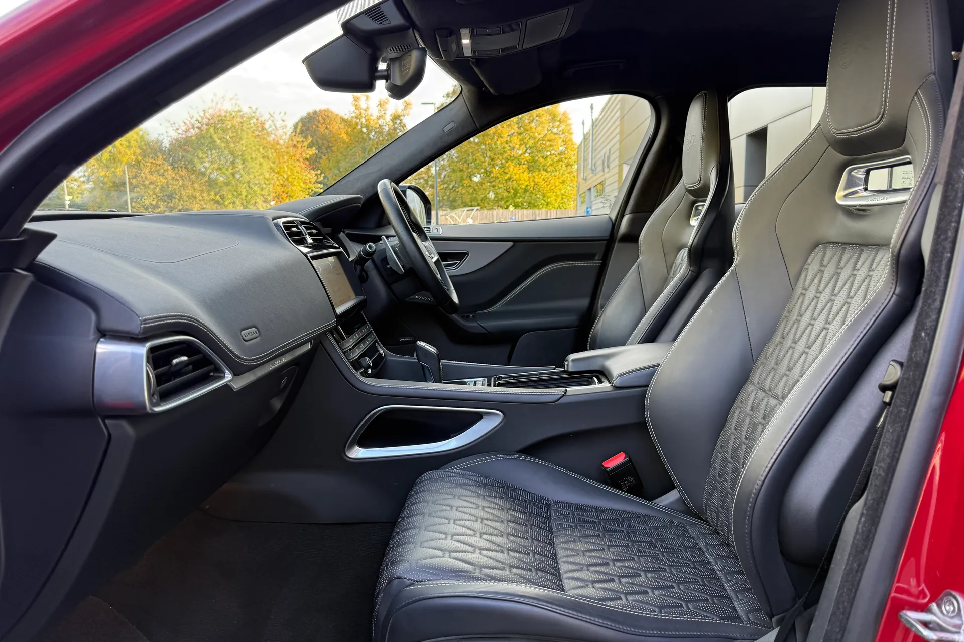 Jaguar F-PACE thumbnail image number 10