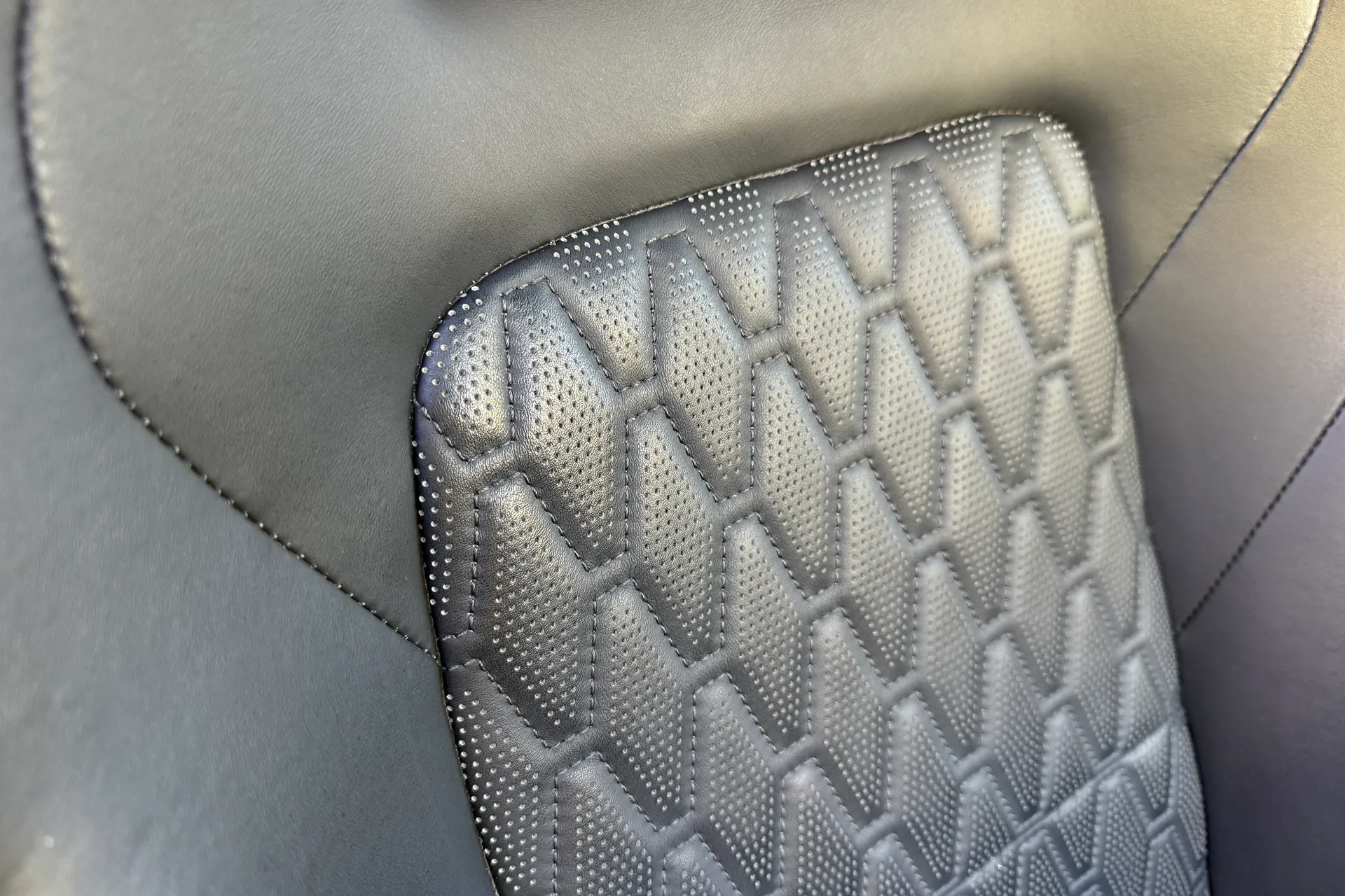 Jaguar F-PACE thumbnail image number 32