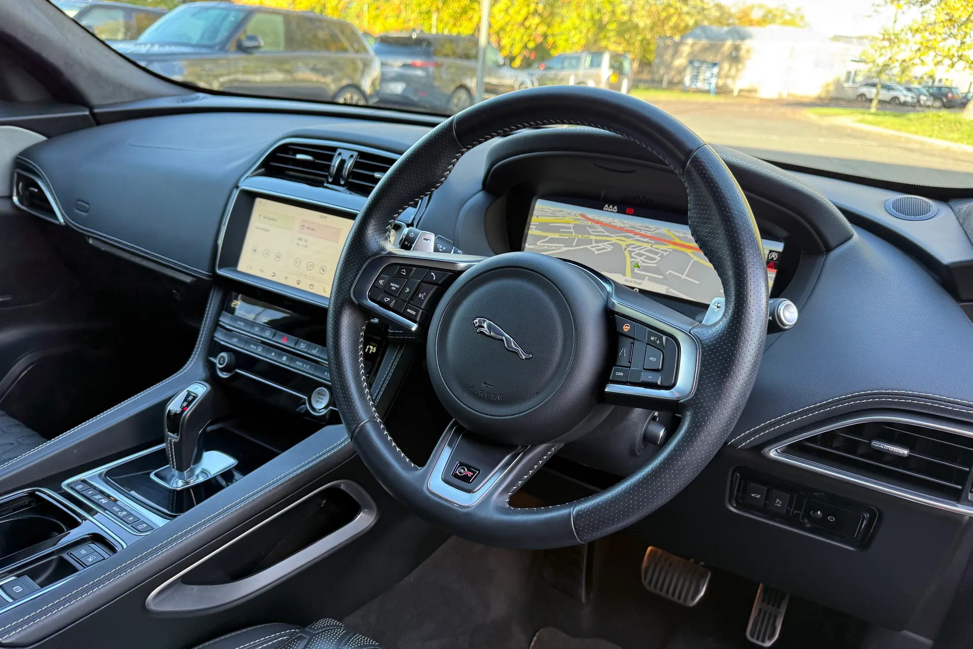 Jaguar F-PACE thumbnail image number 30