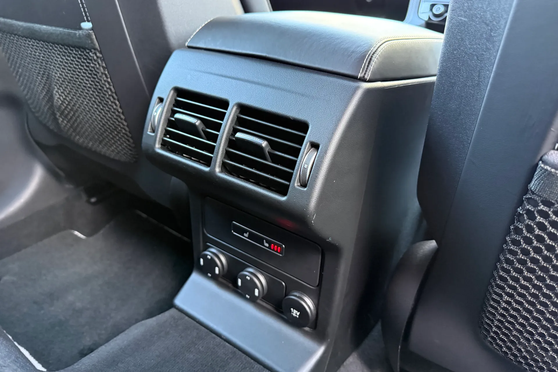 Jaguar F-PACE thumbnail image number 33