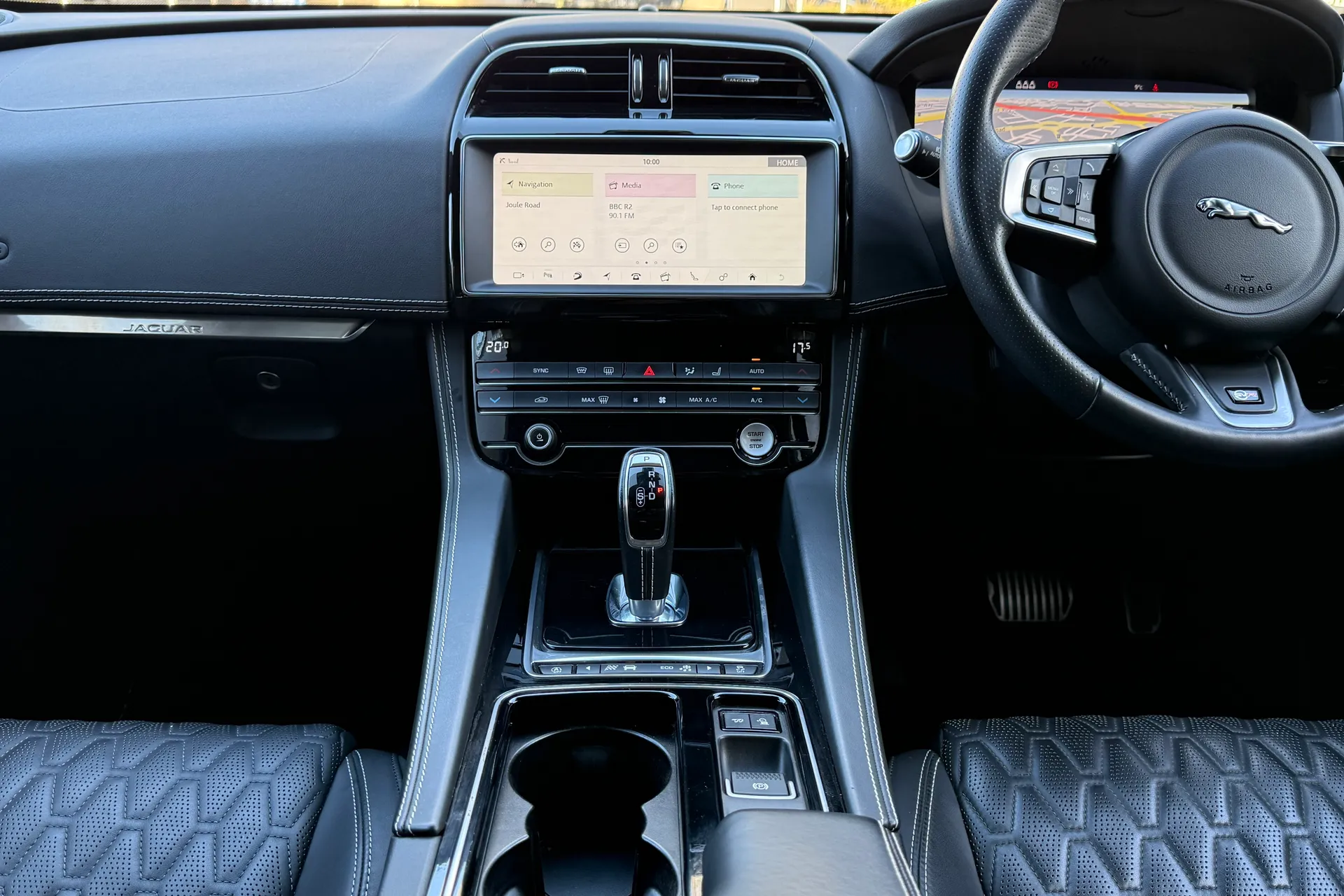 Jaguar F-PACE thumbnail image number 15