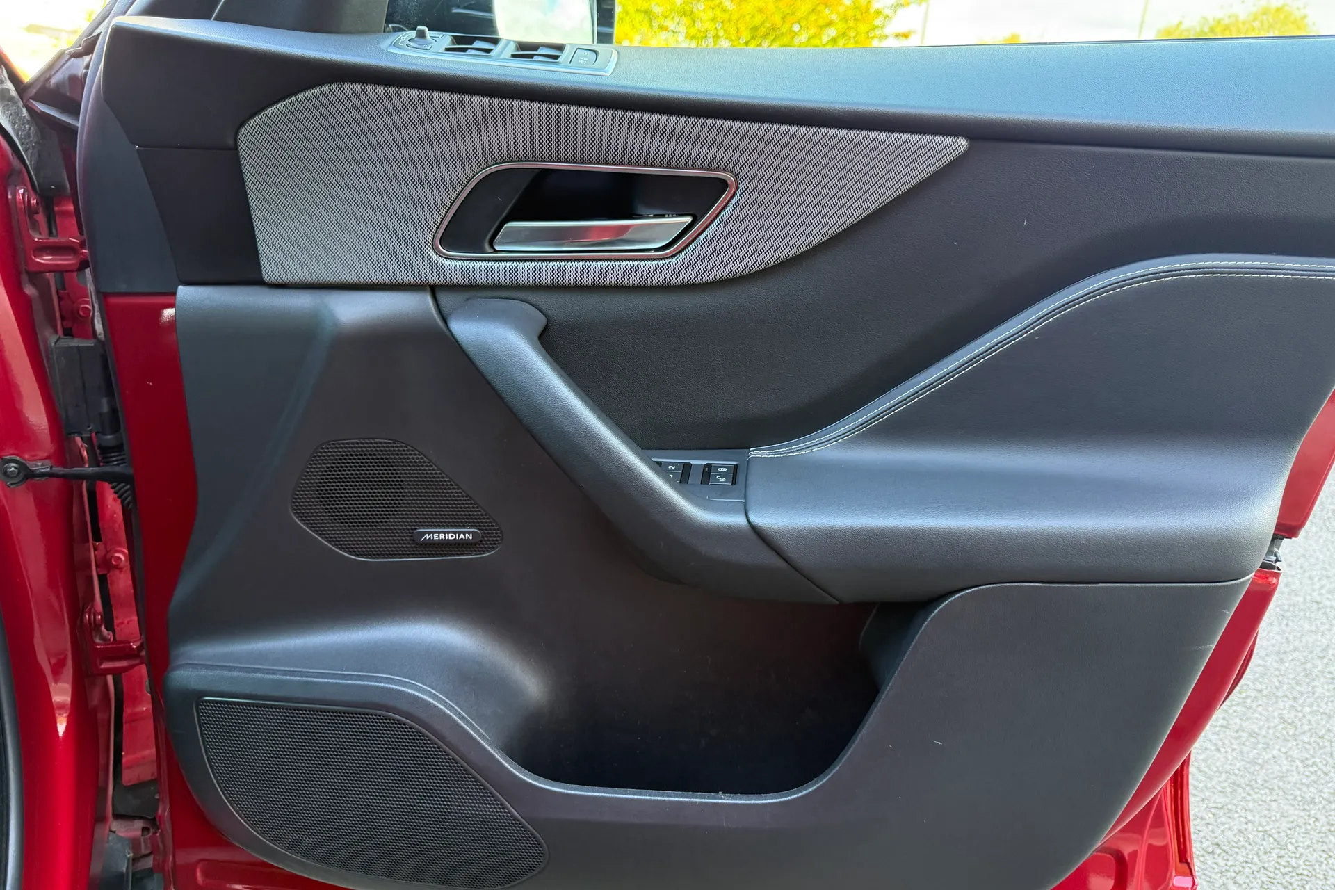 Jaguar F-PACE thumbnail image number 46