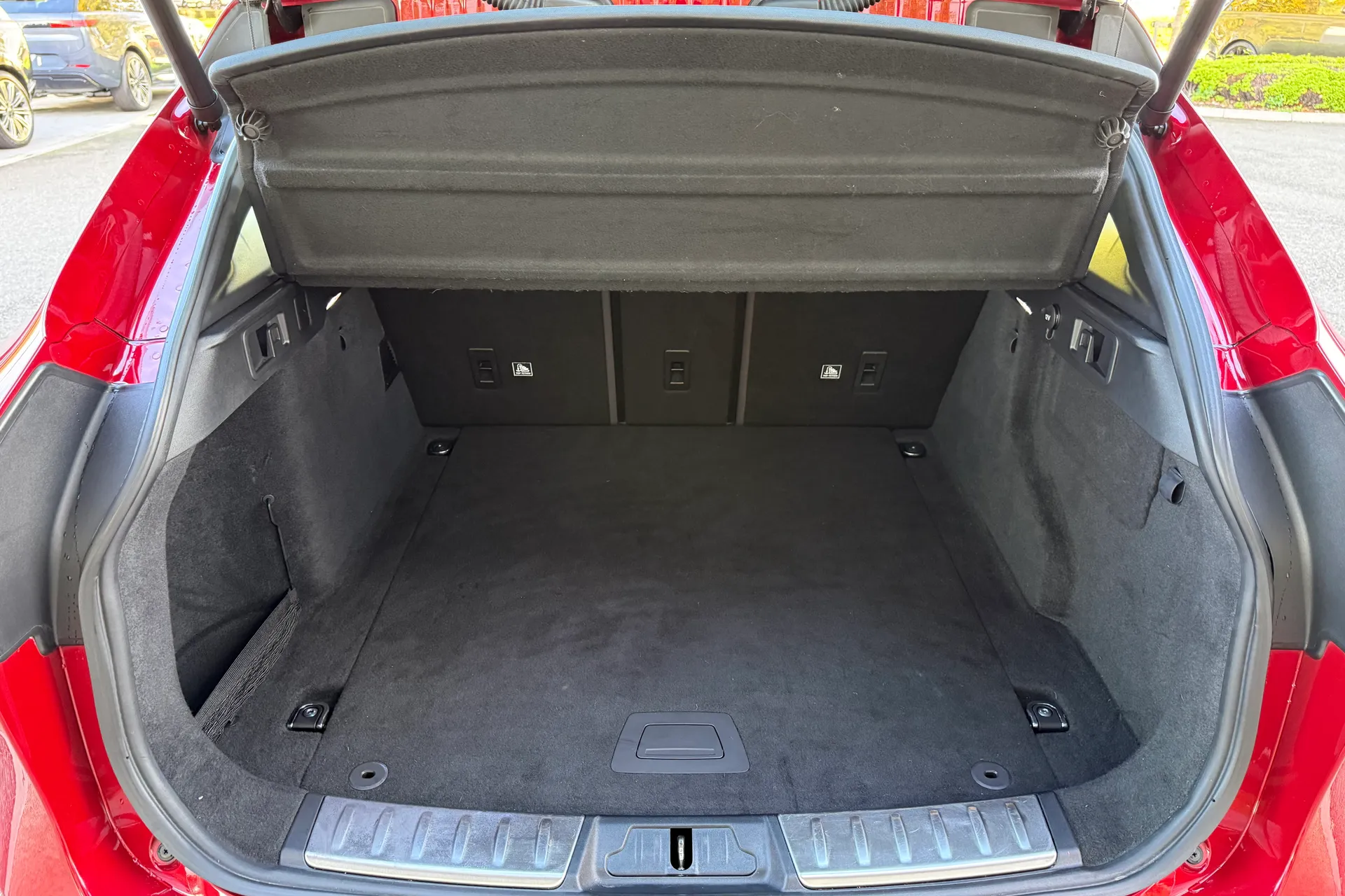 Jaguar F-PACE thumbnail image number 35