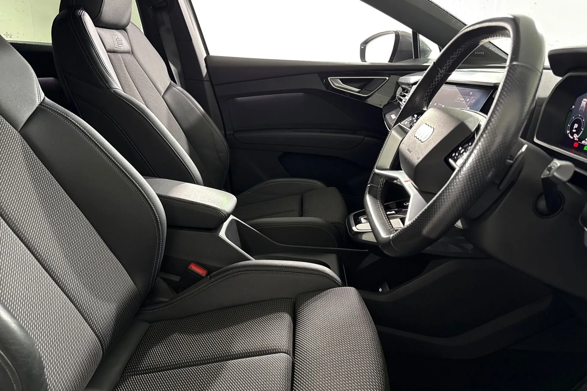 Audi Q4 thumbnail image number 25