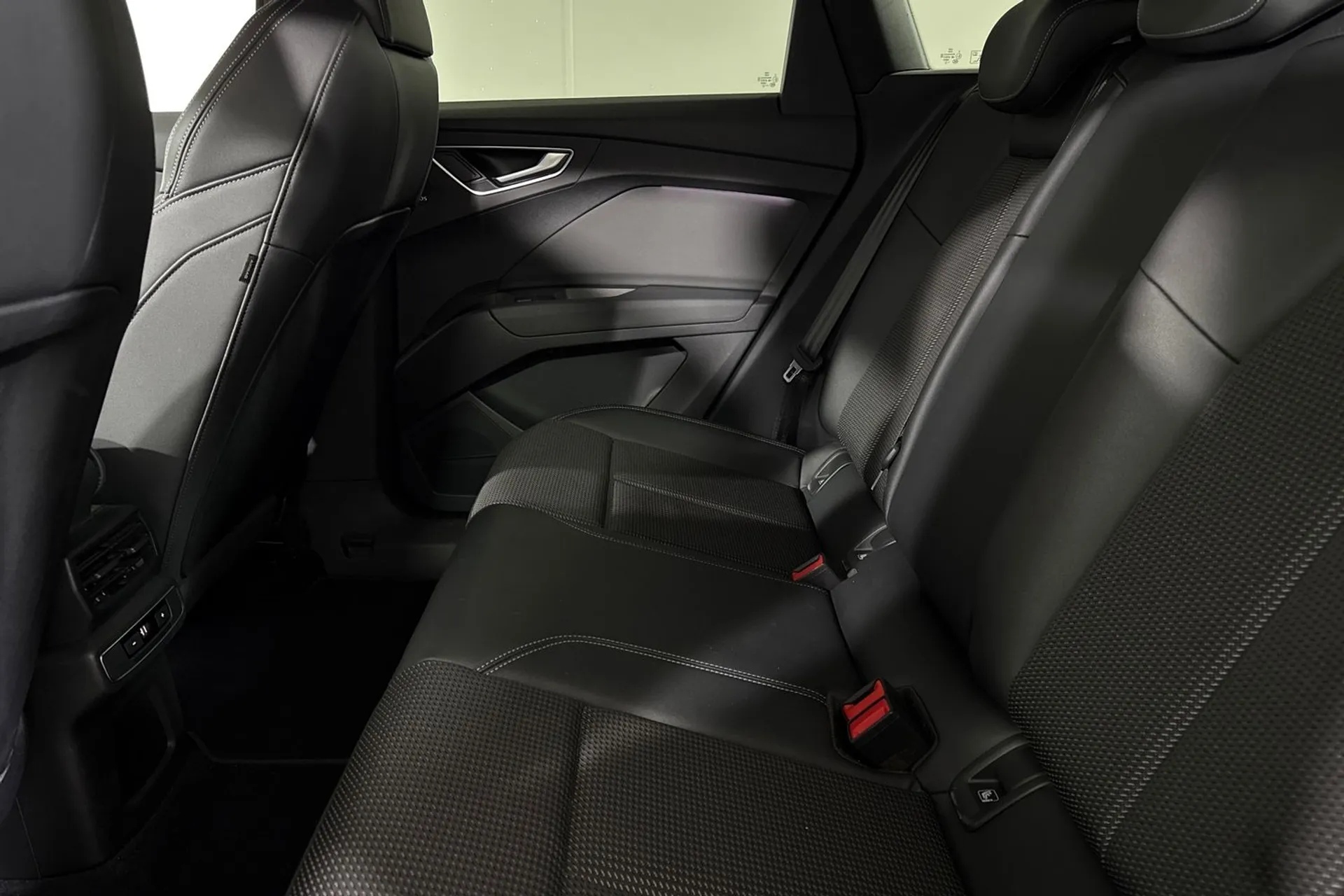 Audi Q4 thumbnail image number 30