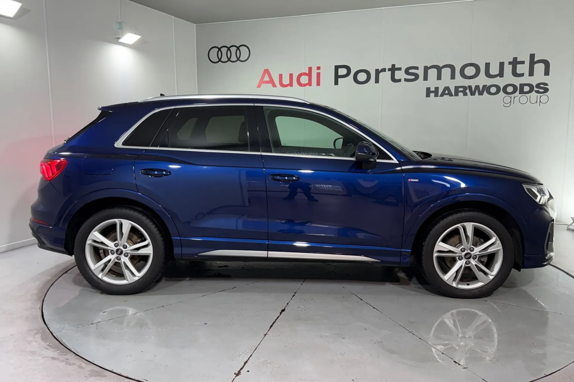 Audi Q3 thumbnail image number 2