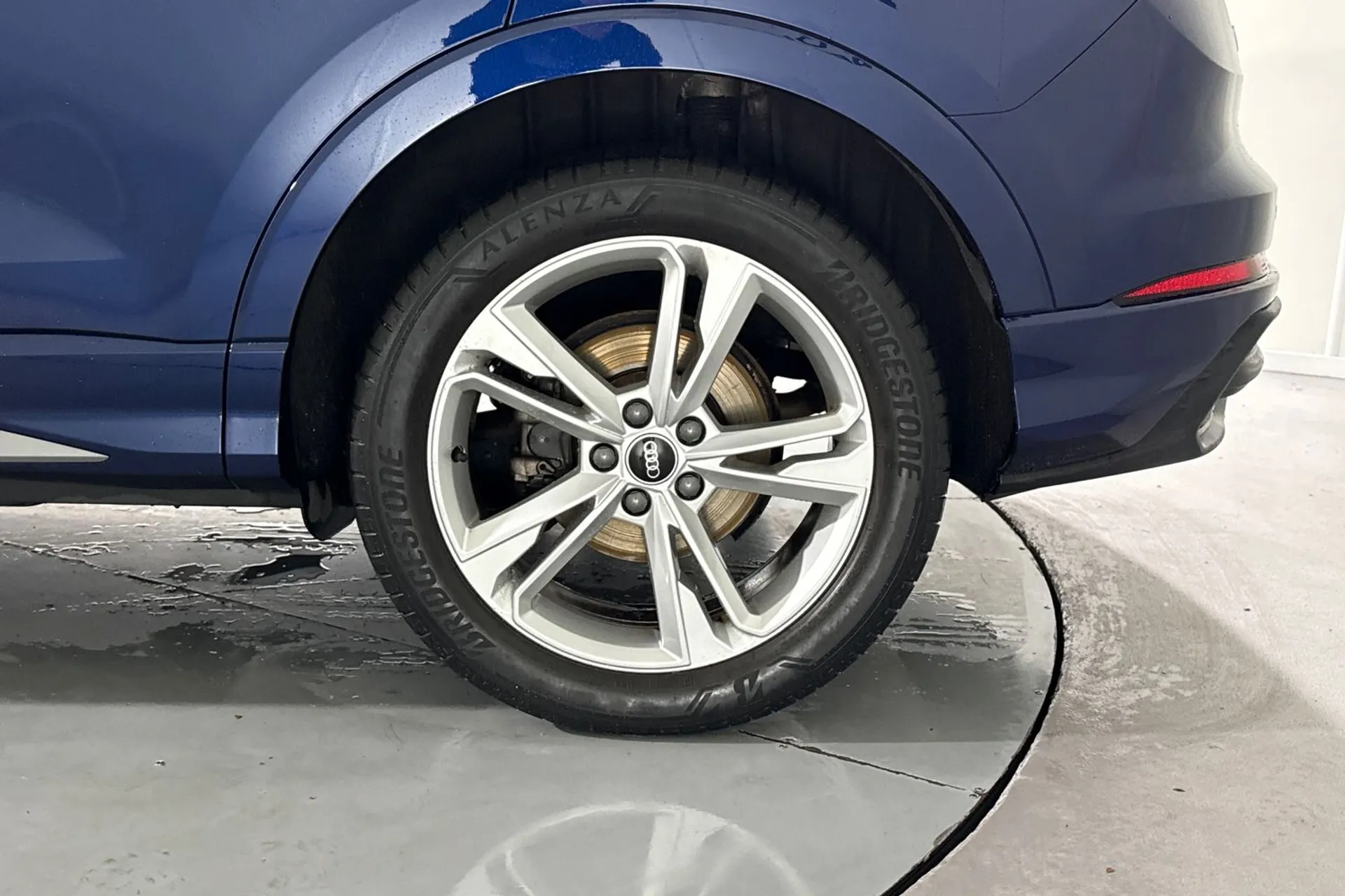 Audi Q3 thumbnail image number 11