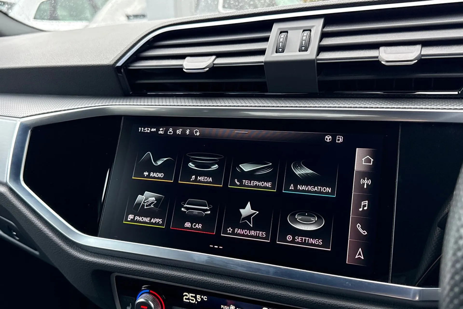 Audi Q3 thumbnail image number 18