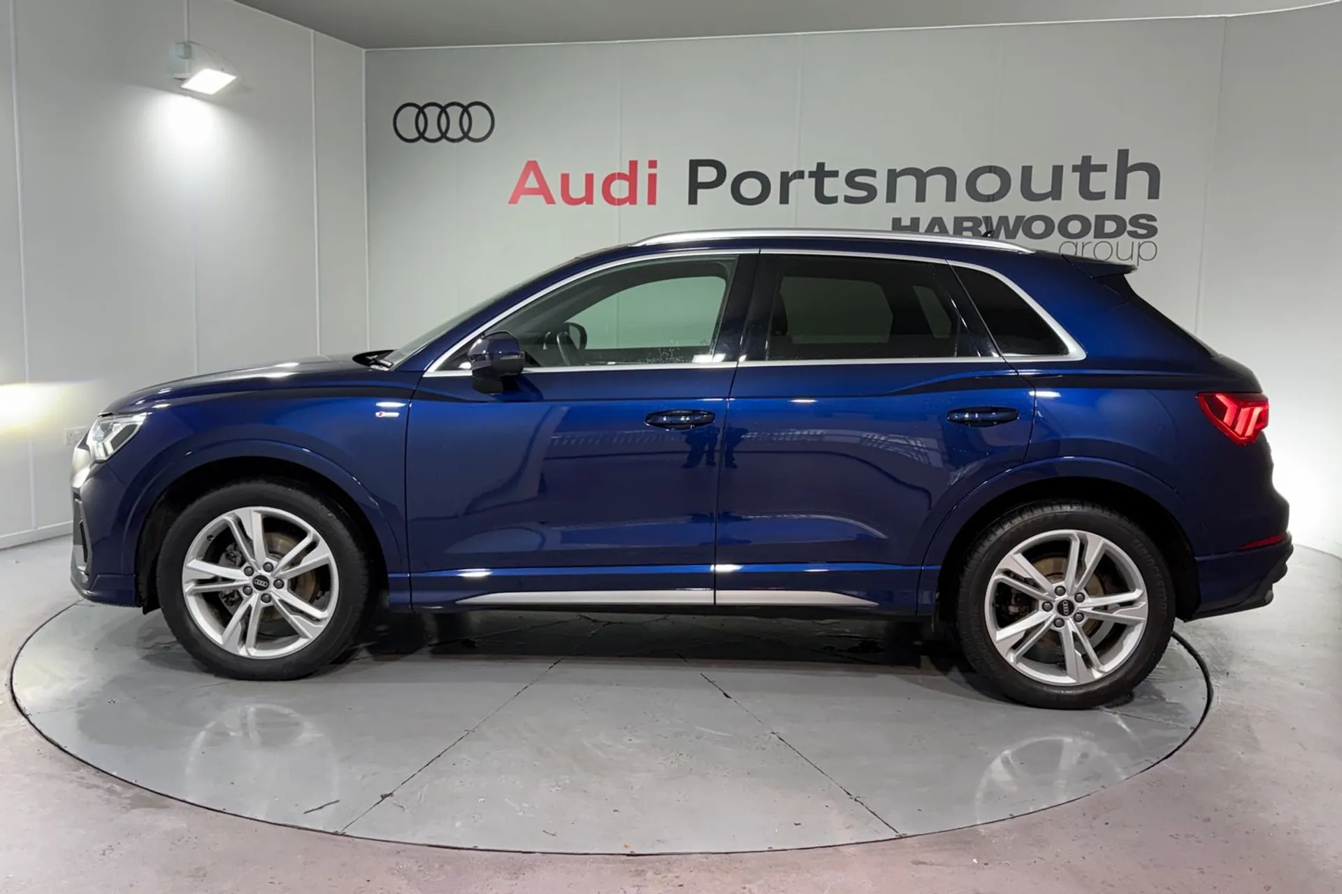 Audi Q3 thumbnail image number 12