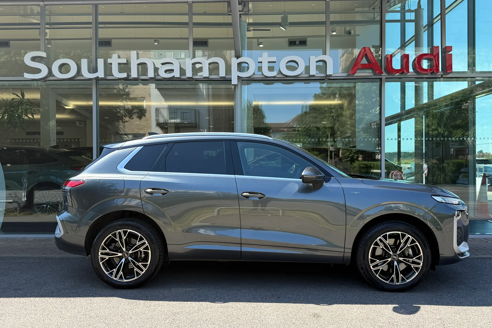 Audi Q3 thumbnail image number 2