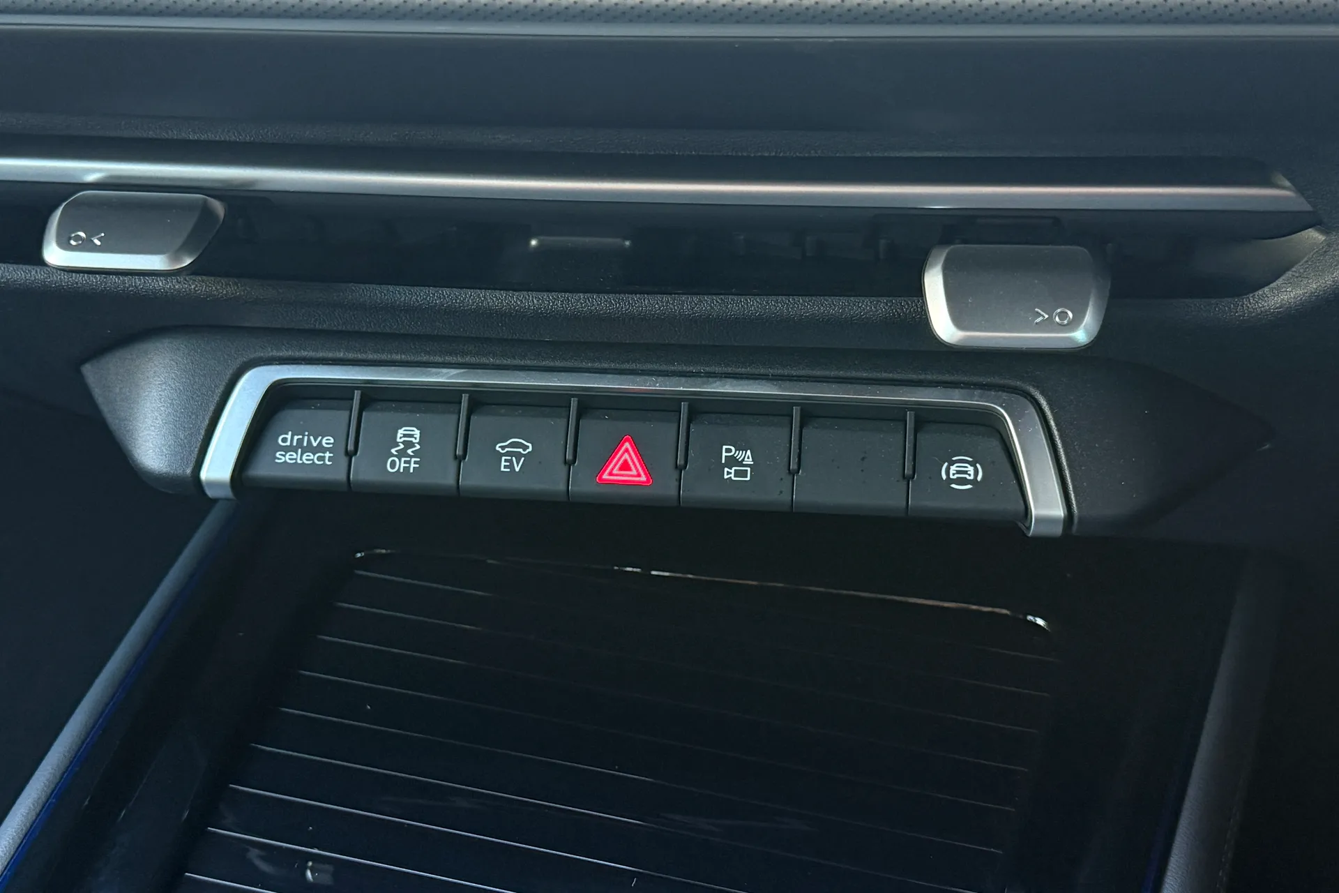 Audi Q3 thumbnail image number 27