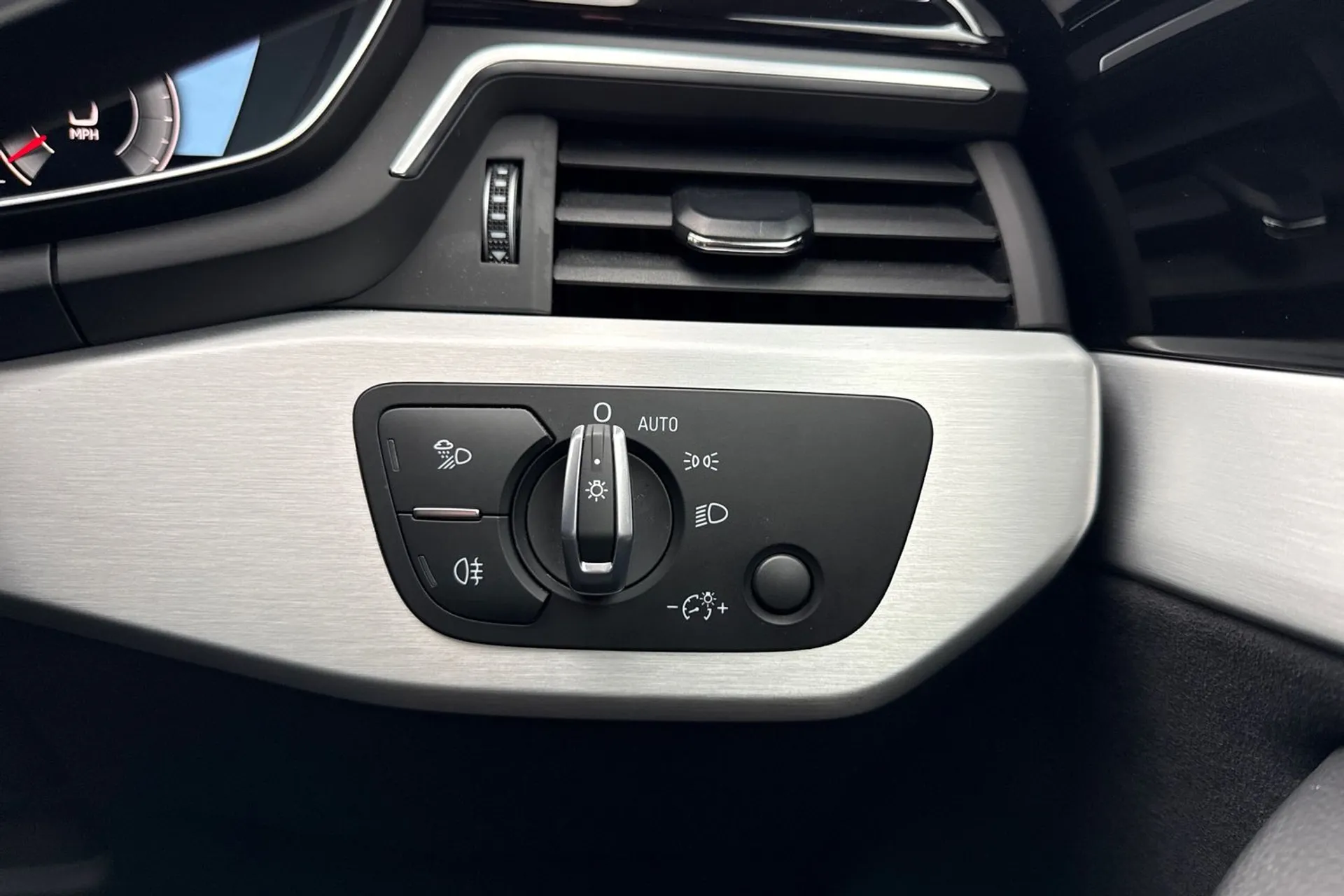 Audi A4 thumbnail image number 42