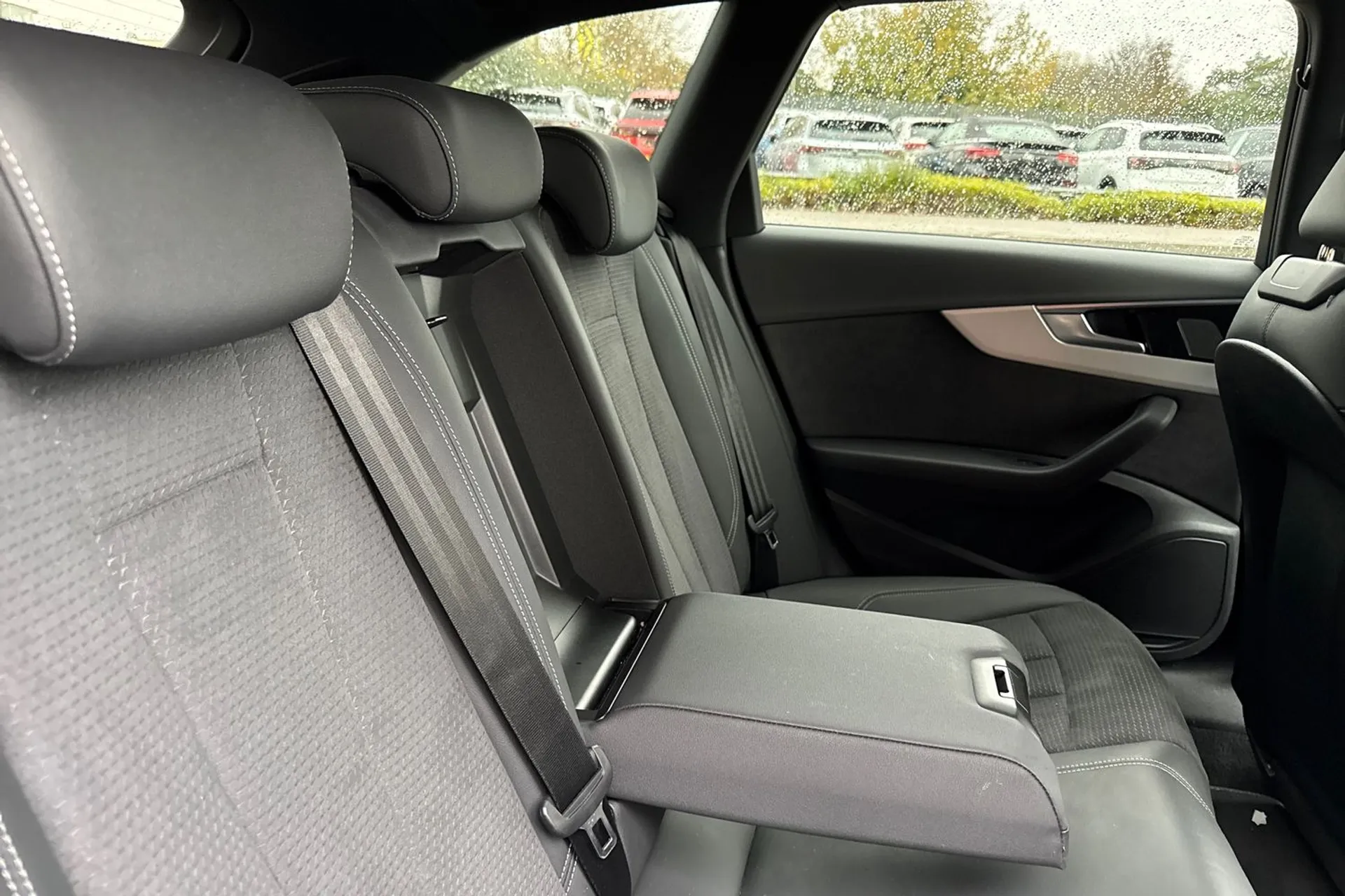 Audi A4 thumbnail image number 24