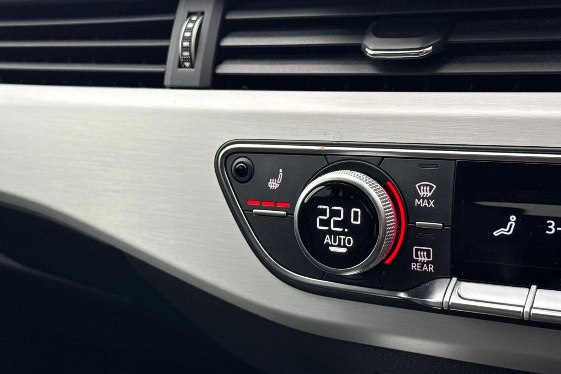 Audi A4 thumbnail image number 37