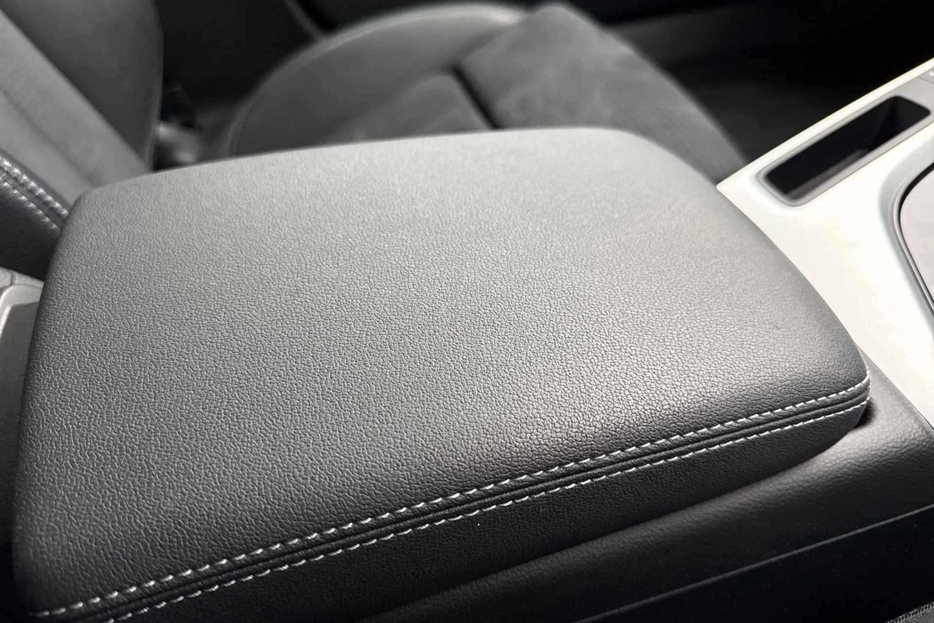 Audi A4 thumbnail image number 48